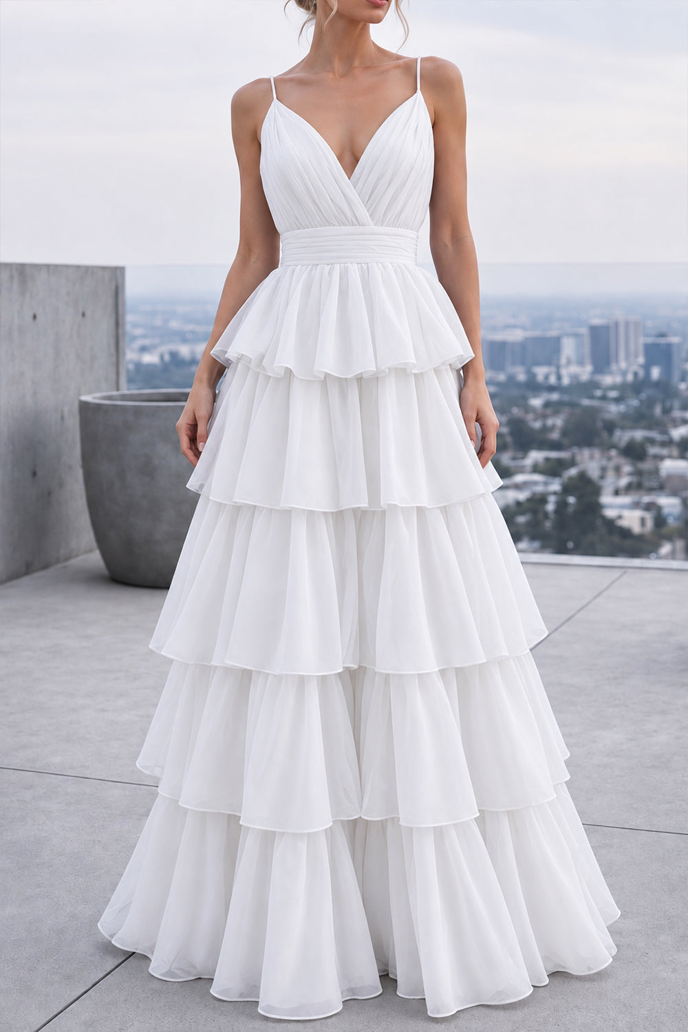 Vestido formal floral escalonado con tirantes y cuello en V