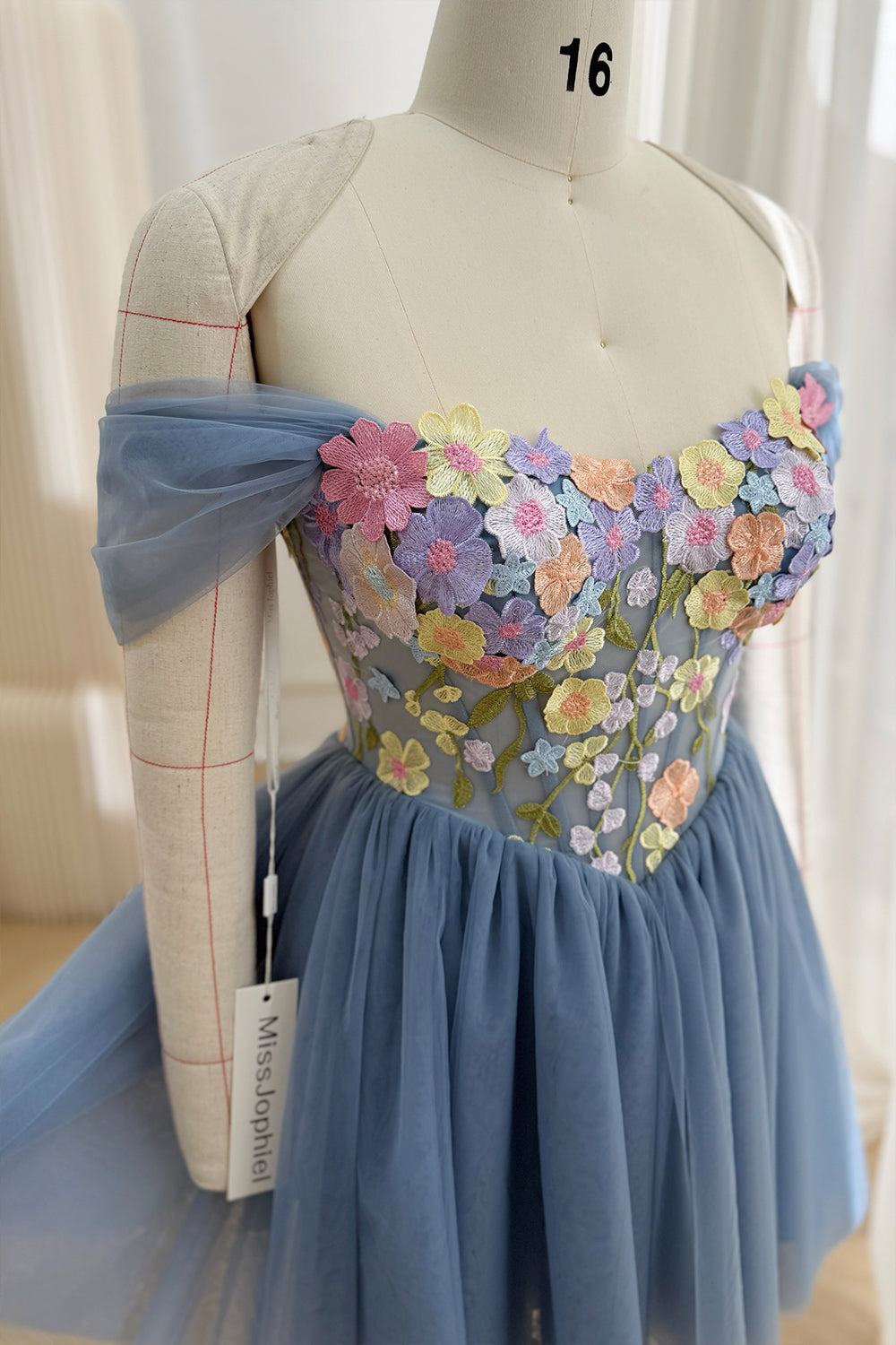 Elfenbeinfarbenes Kleid mit Korsett-Blumenstickerei und abnehmbaren schulterfreien Trägern