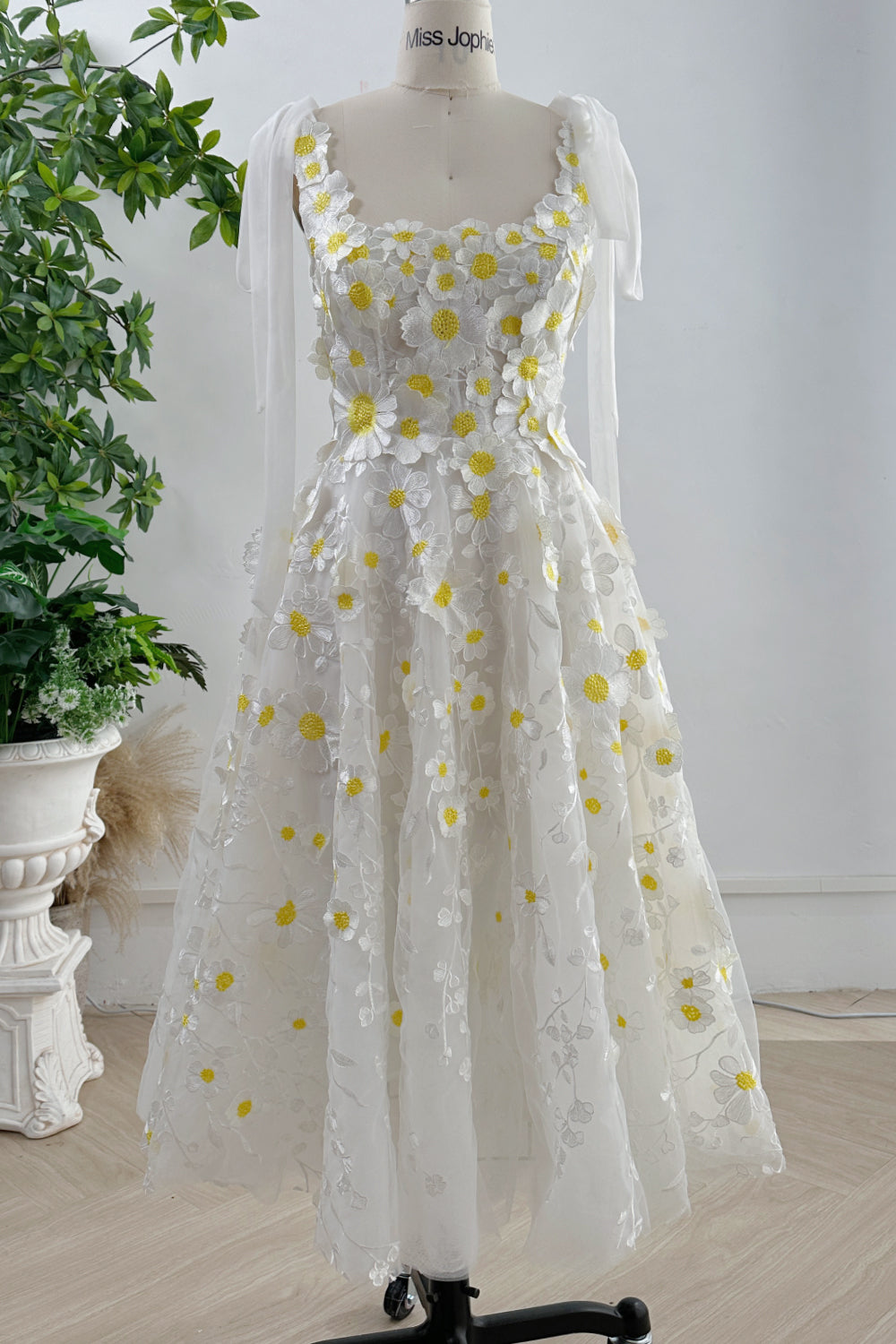 Kleid mit U-Ausschnitt, 3D-Blumenmuster und Bindeträgern