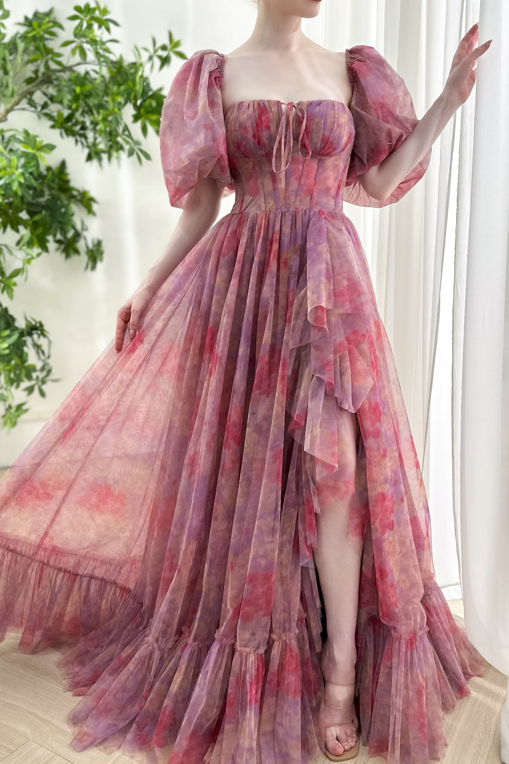 Trägerloses, langes Kleid aus Tüll mit Blumenmuster und abnehmbaren Puffärmeln