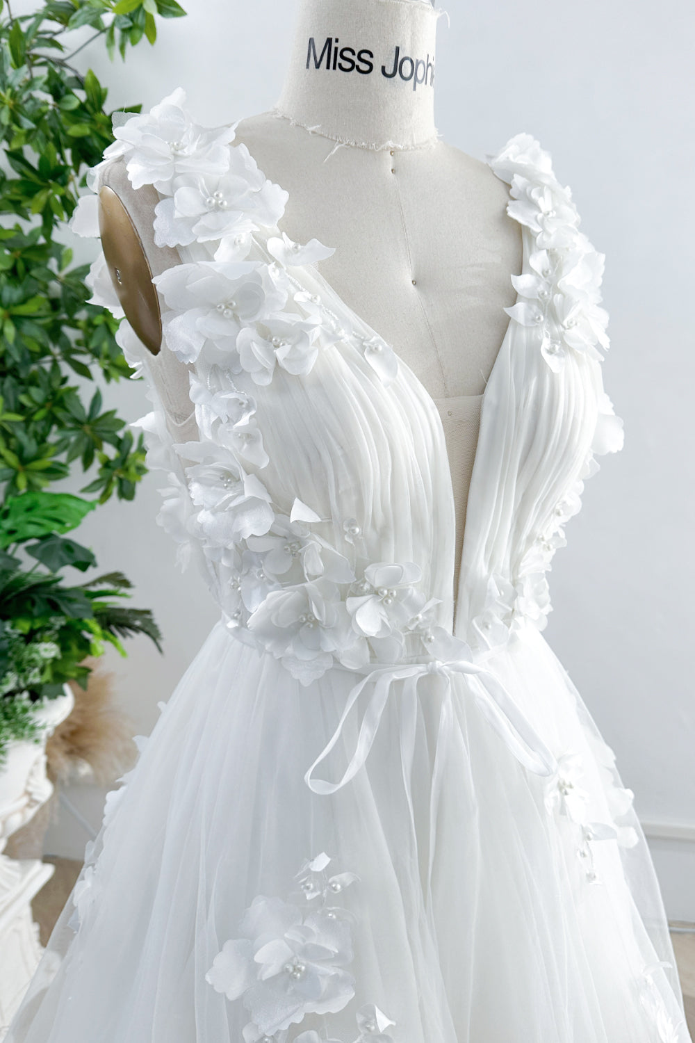 MissJophiel V Neck Sleeveless 3D Floral Applique Midi Wedding Dress Ivory Floral / Floor Length / US4 MissJophiel V Neck Sleeveless 3D Floral Applique Midi Wedding Dress Ivory Floral / Floor Length / US4