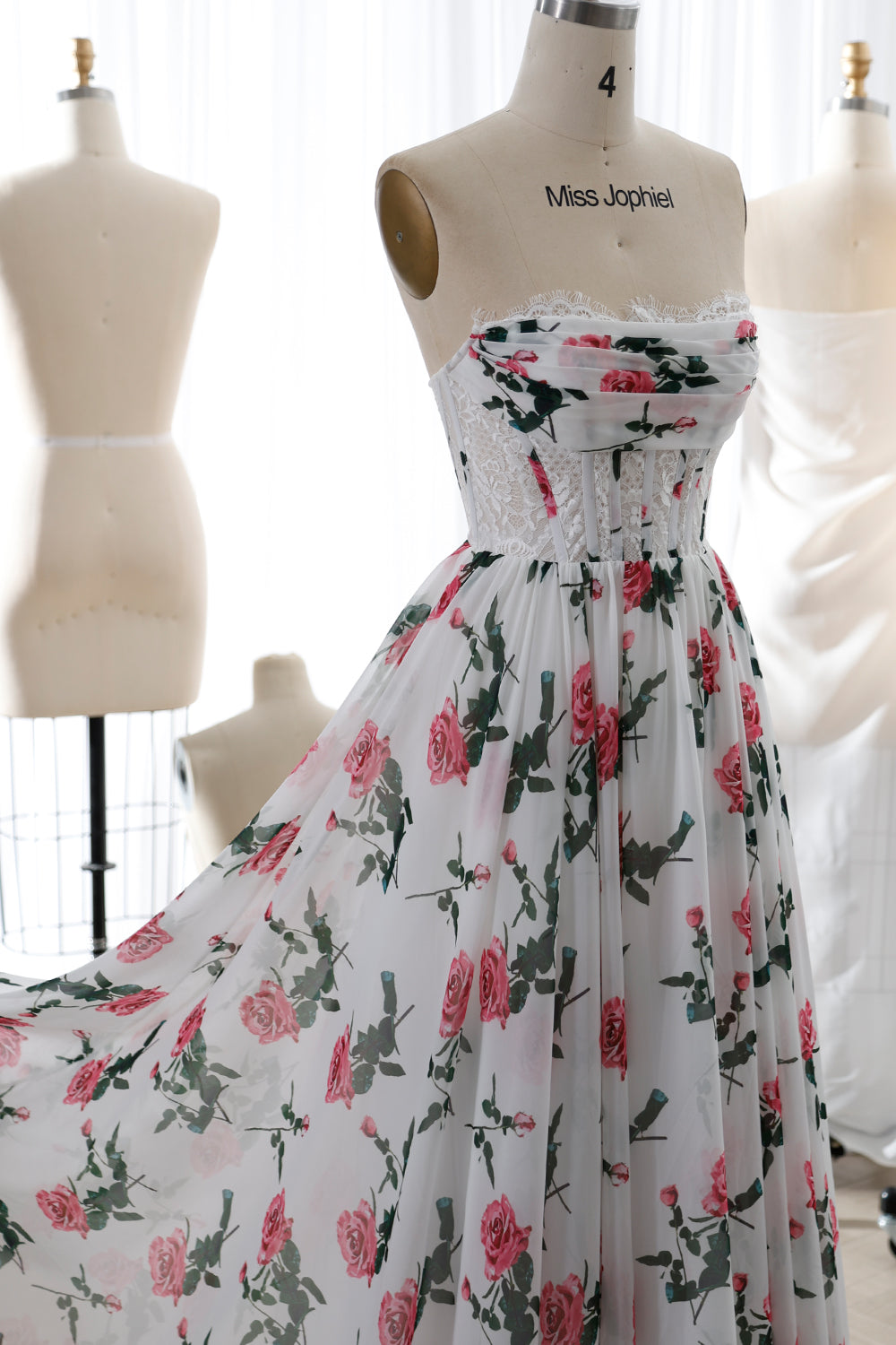 Chiffonkleid mit Korsettspitze und Blumendruck und abnehmbarem schulterfreiem Schnitt