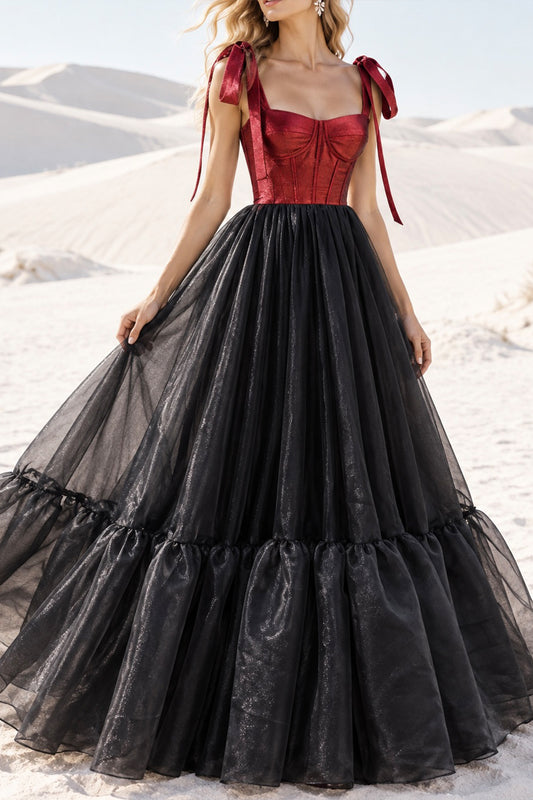 Vestido de organza bicolor con corsé, capas y tirantes para atar