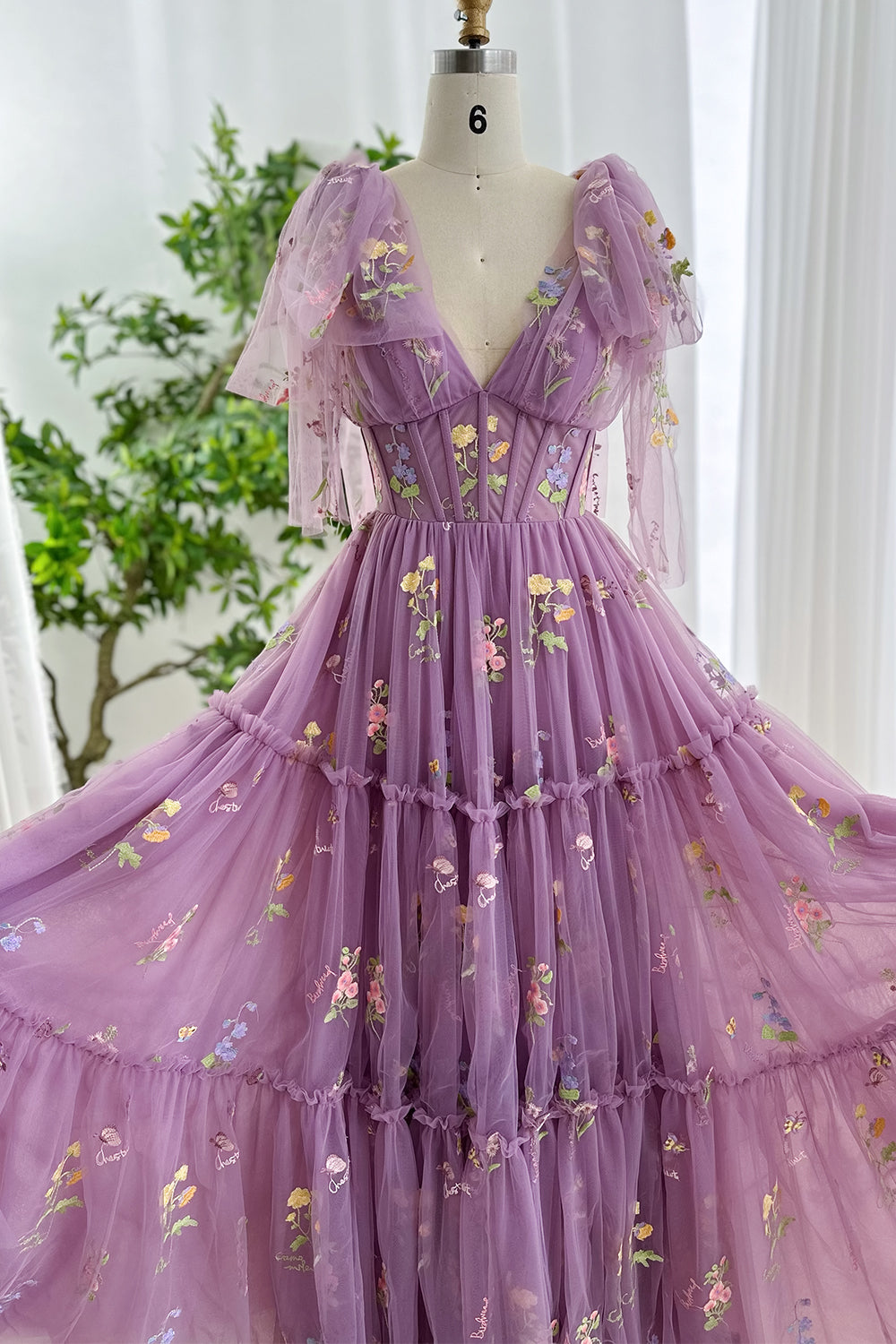 Vestido con bordado floral y mangas anudadas con corsé infinito