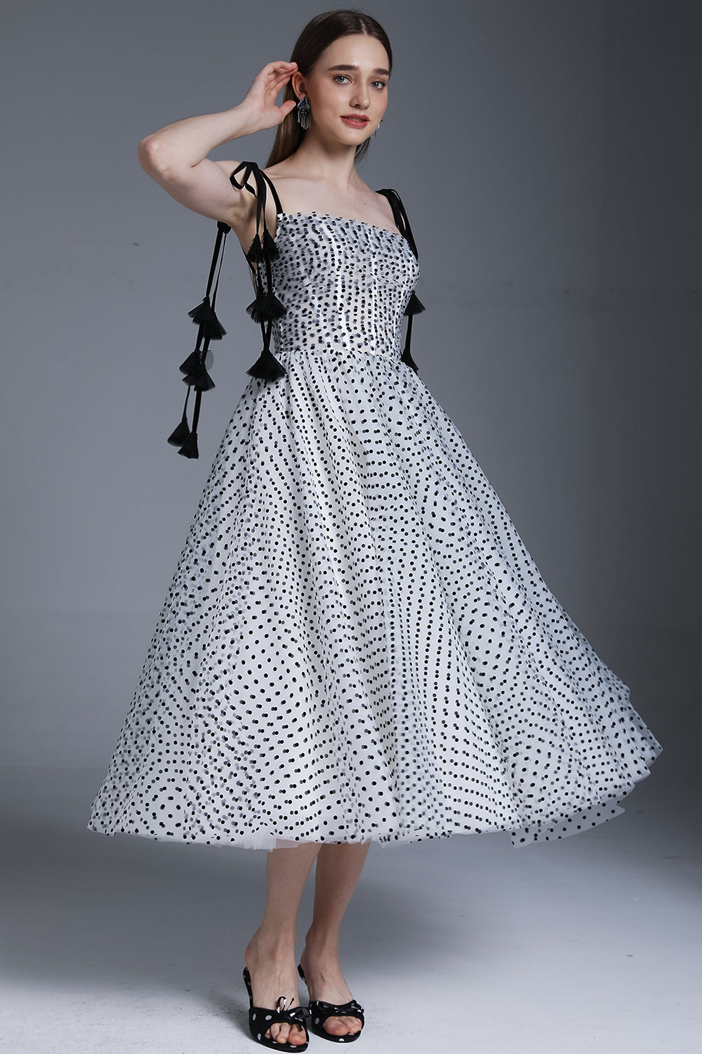 Vestido midi de lunares negros con tirantes tipo corsé