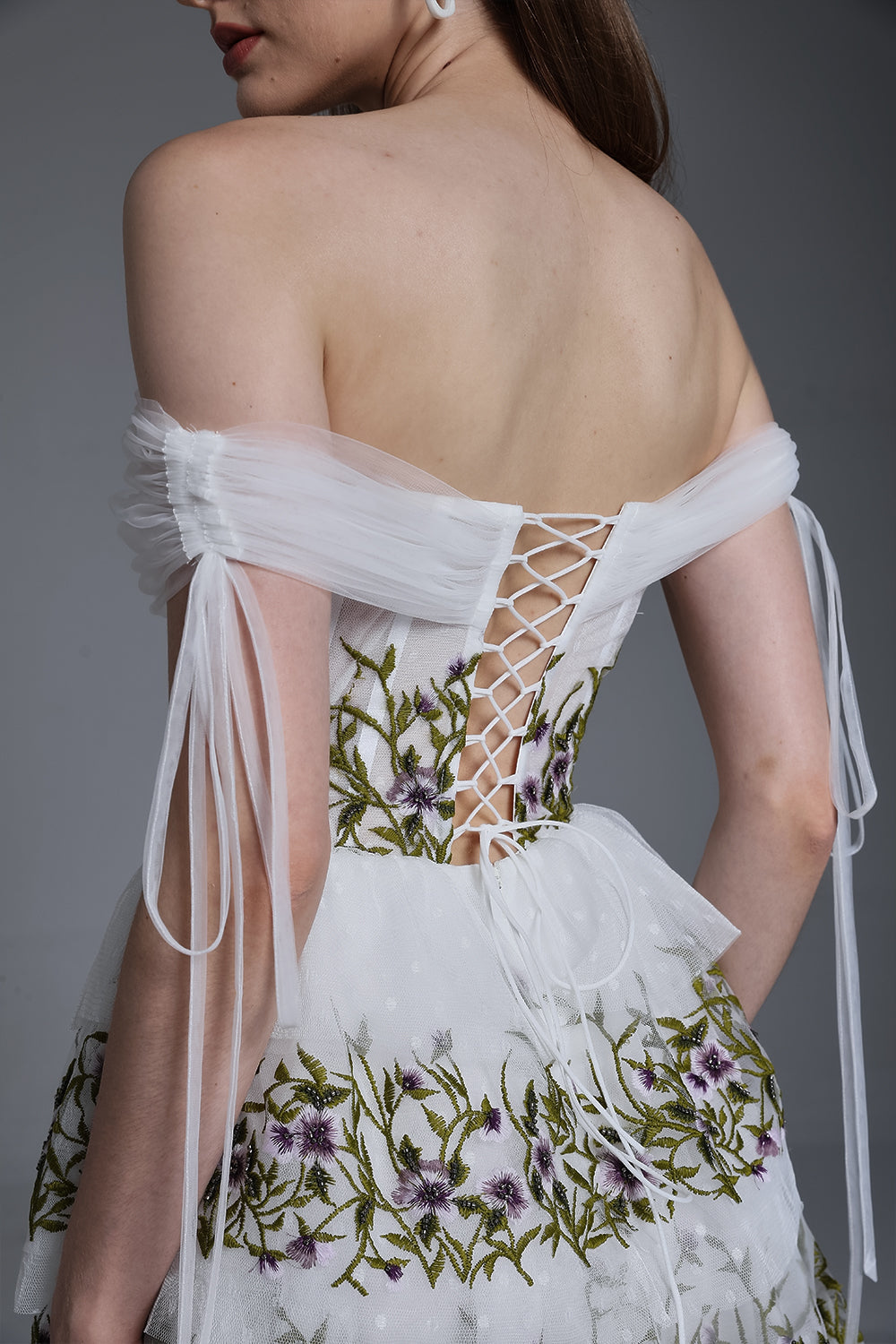 Vestido escalonado con bordado floral y hombros descubiertos con corsé