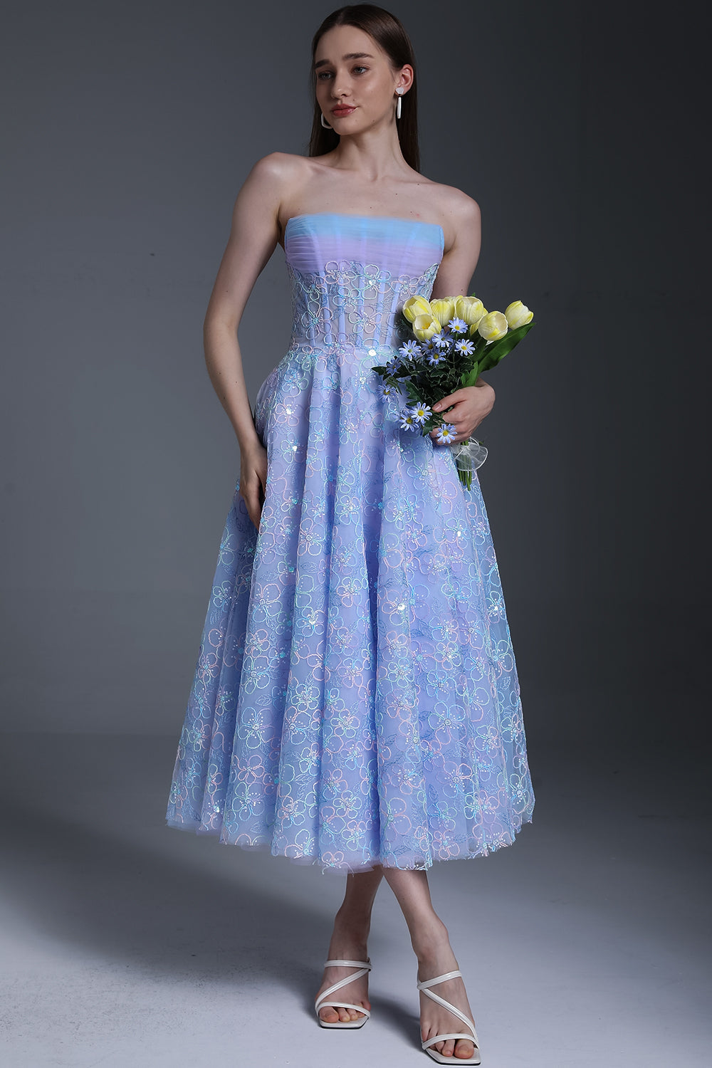 Vestido midi azul cielo lavanda floral sin tirantes con corsé