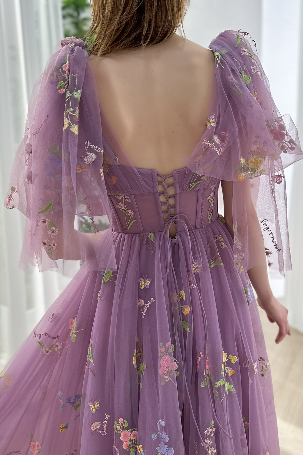 Vestido con bordado floral y abertura en el corsé infinito