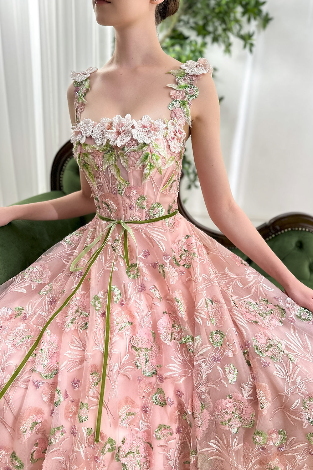 Vestido midi con tirantes, corsé y bordado de cuentas