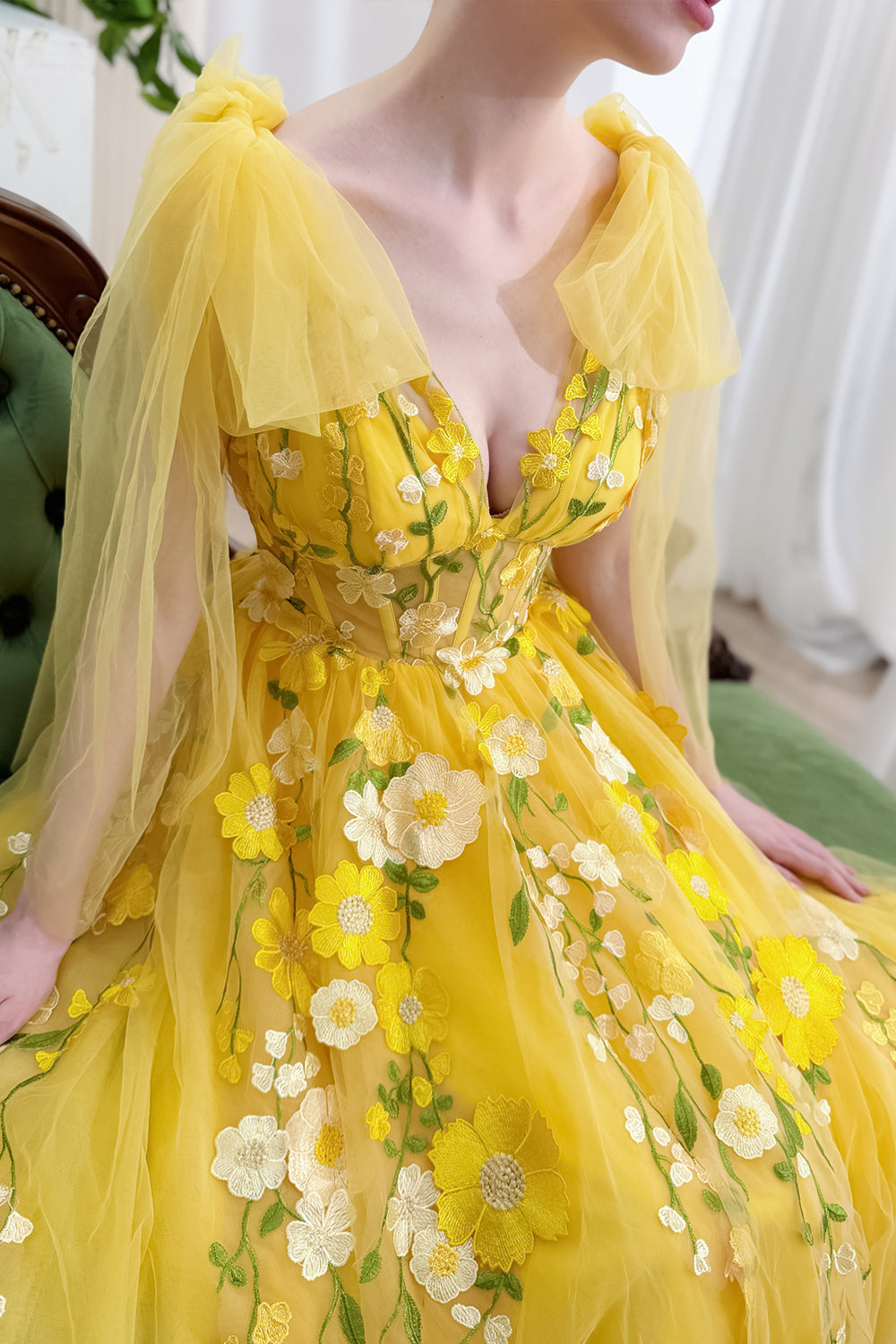 Sonnenbeschienenes gelbes, blumig besticktes Couture-Kleid aus Tüll