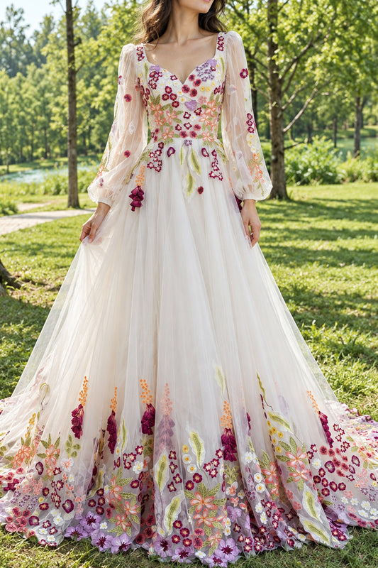 Robe de mariée trapèze en tulle ivoire brodé de fleurs avec manches bishop et traîne cathédrale