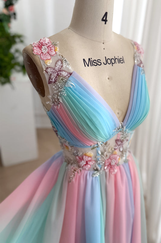 Pastelfarvet regnbuefarvet midi-kjole i chiffon med plisseret slå-om-overdel, blomsterperlearbejde, korsetsnøring og let feststyling