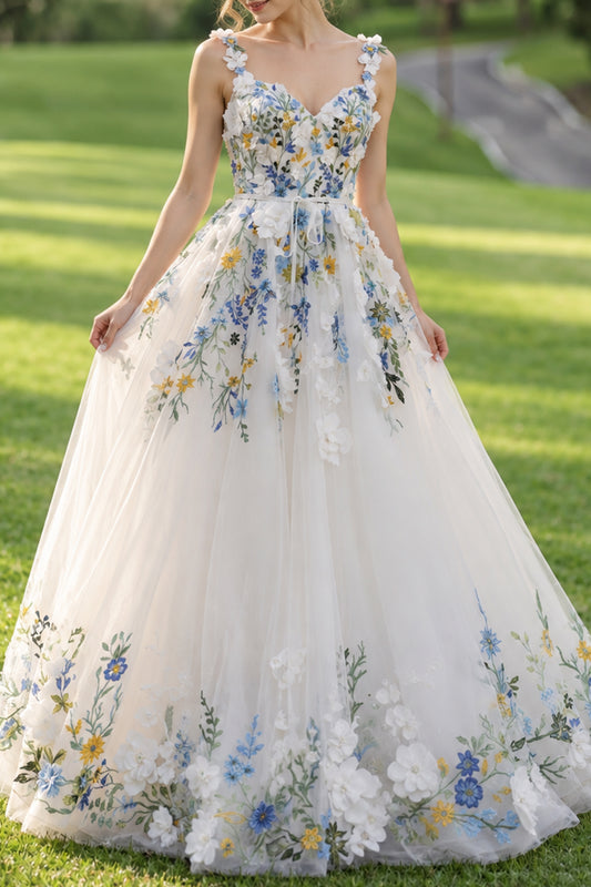 Vestido de novia de línea A de tul con bordado de flores silvestres azules en 3D y espalda con cordones