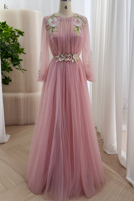 Robe en tulle vieux rose longueur au sol, dotée d’un corsage froncé, d’appliqués floraux perlés, de manches transparentes et d’une silhouette princesse raffinée.