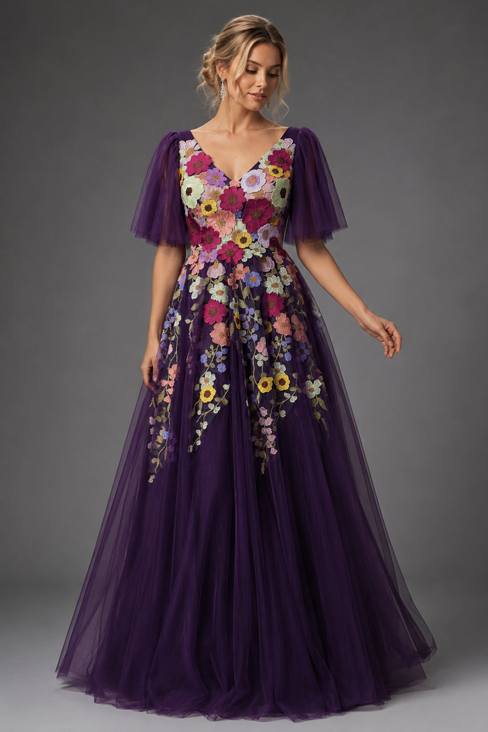 Robe de bal vert émeraude en tulle brodé de fleurs, décolleté en V et manches papillon