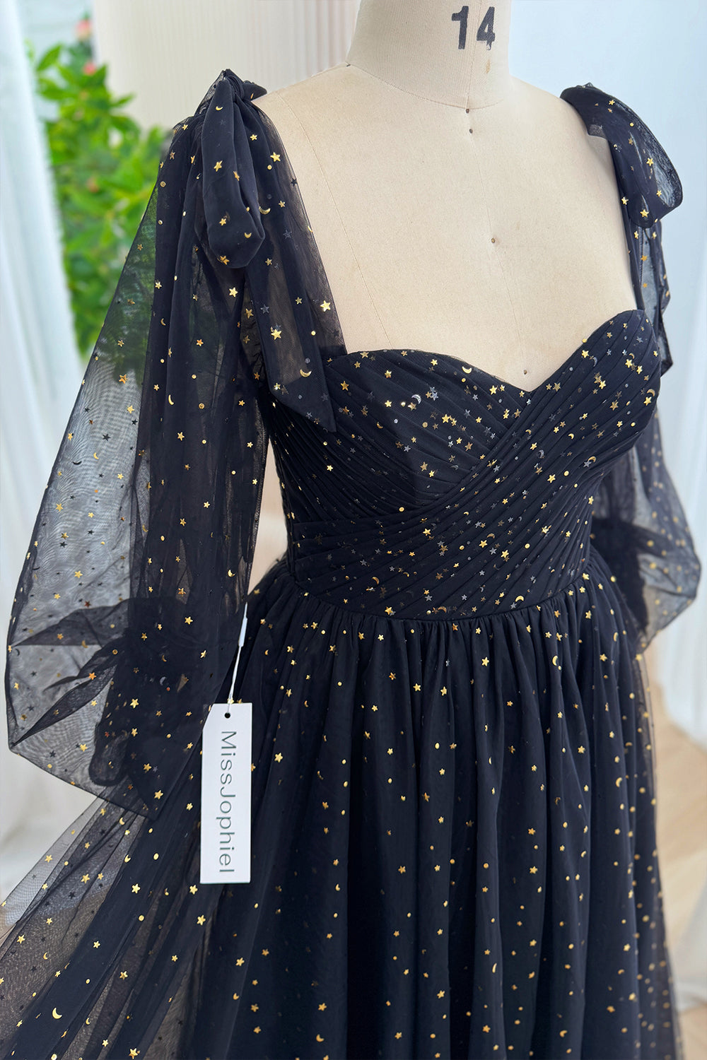 Rochie de bal bleumarin închis, lungă până la podea, din tul cu stele celeste și mâneci clopot