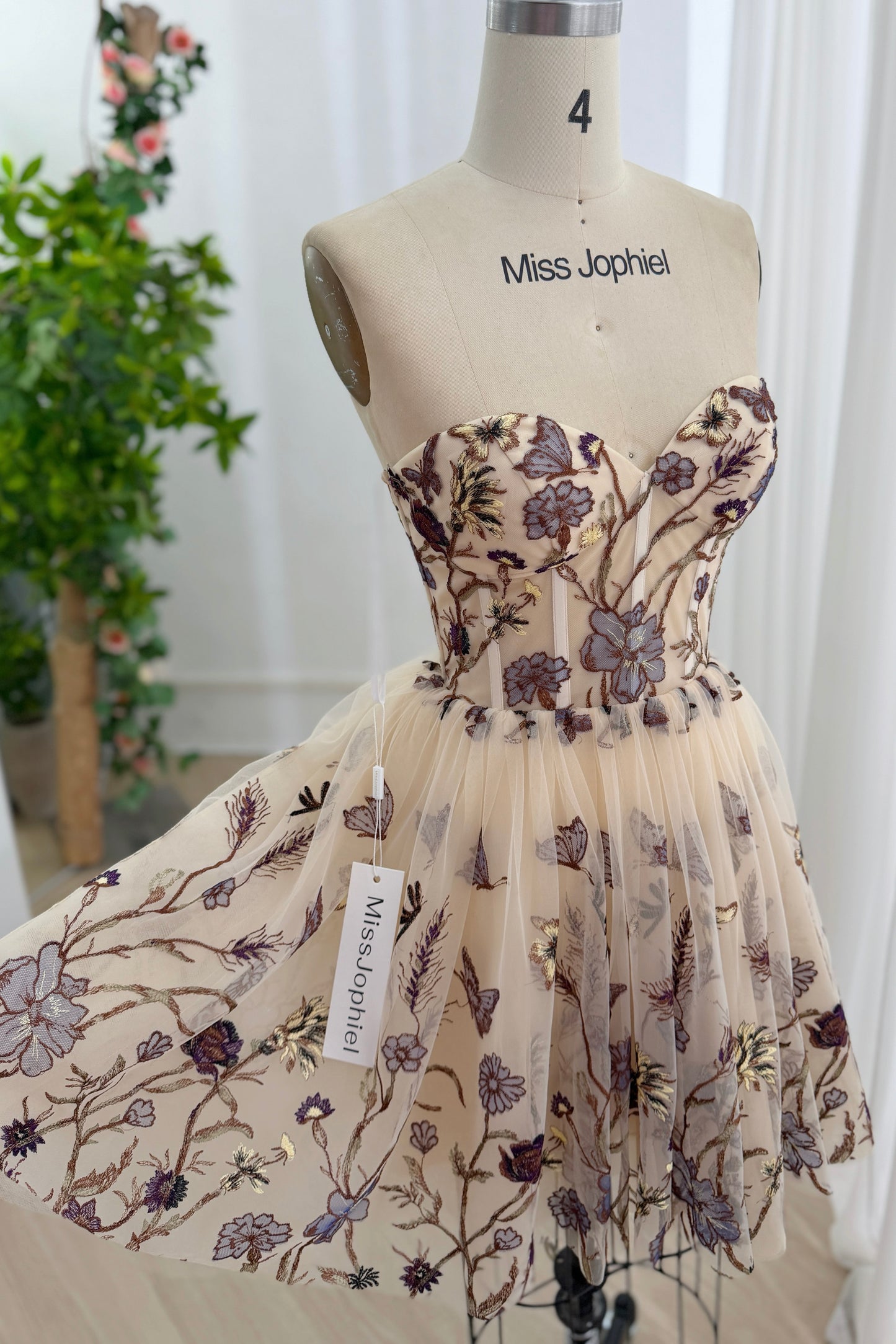 Trägerloses Midikleid mit Korsett und Blumen-Schmetterlingsstickerei