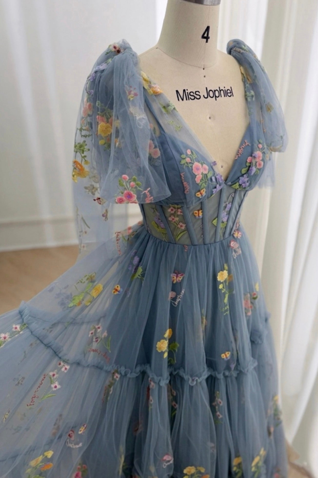 Vestido con bordado floral y mangas anudadas con corsé infinito