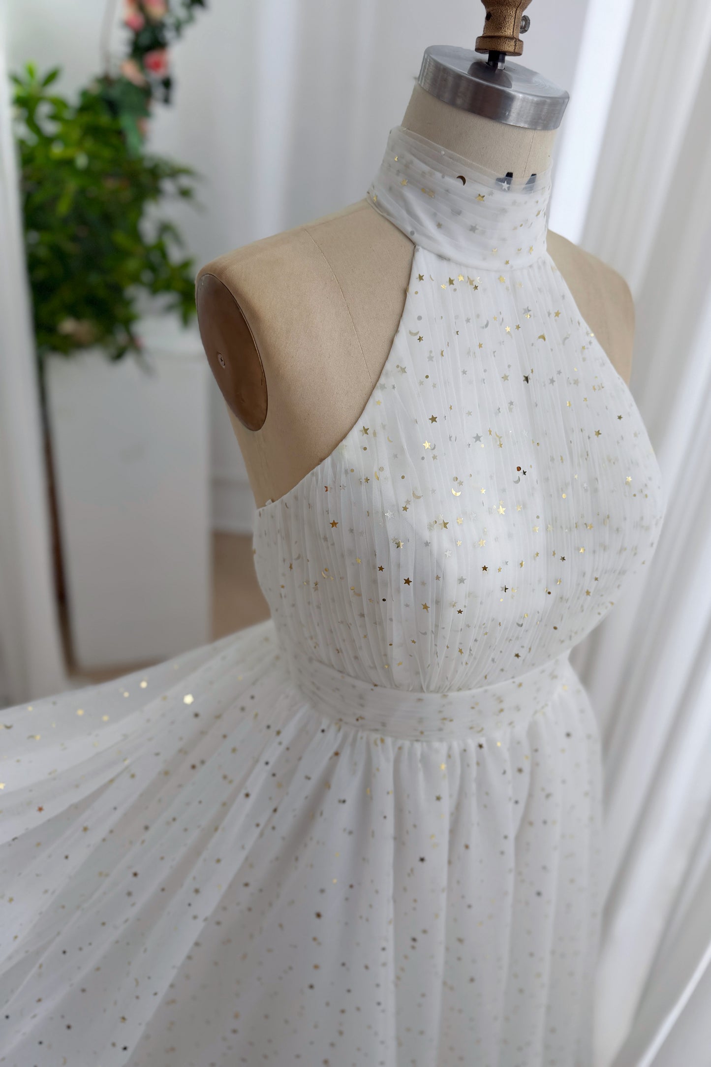 Neckholder-Mini-Ballkleid mit hohem Halsausschnitt