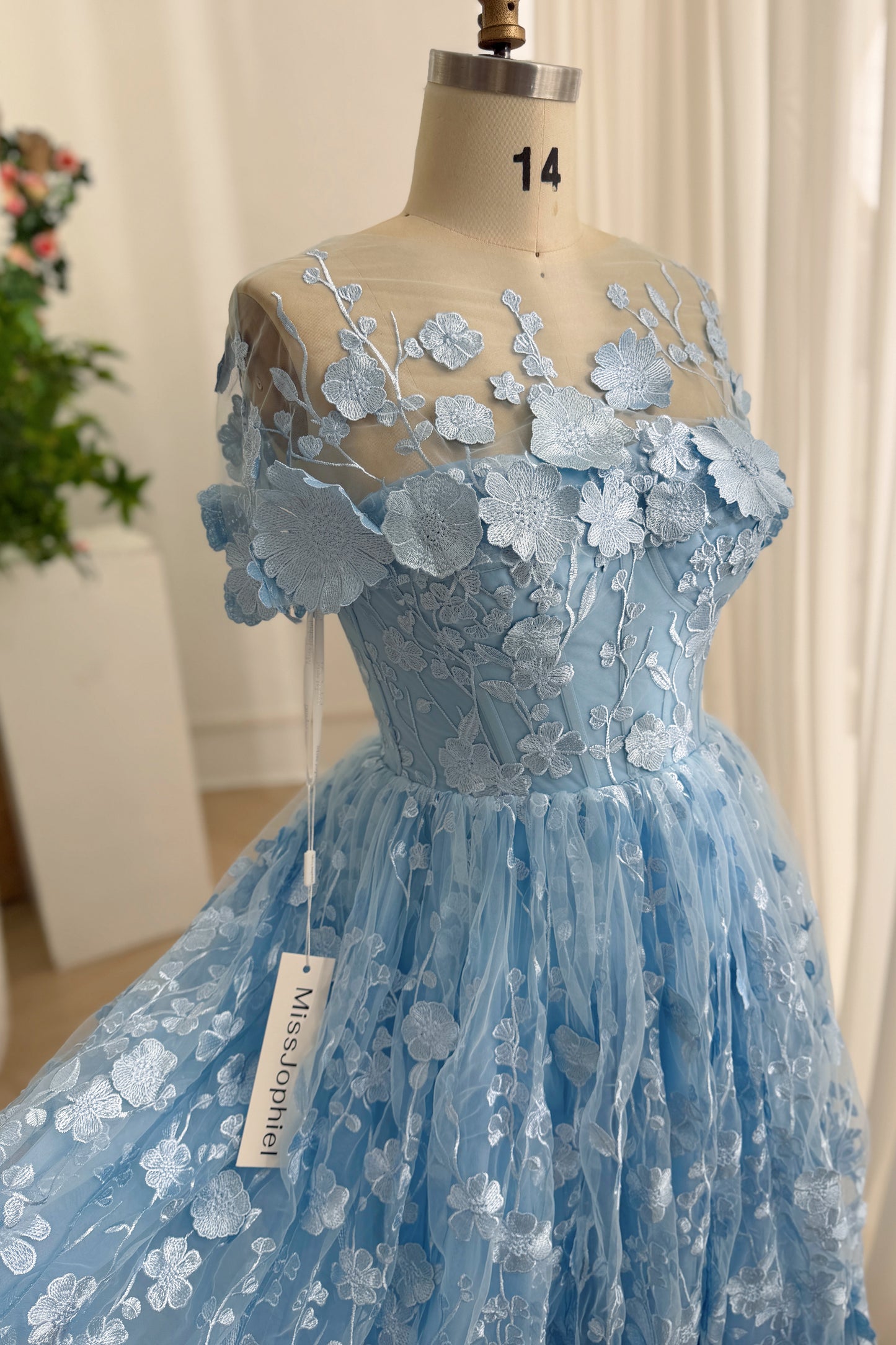 Trägerloses, gelbes Kleid mit Blumenkorsett und abnehmbarem Umhang