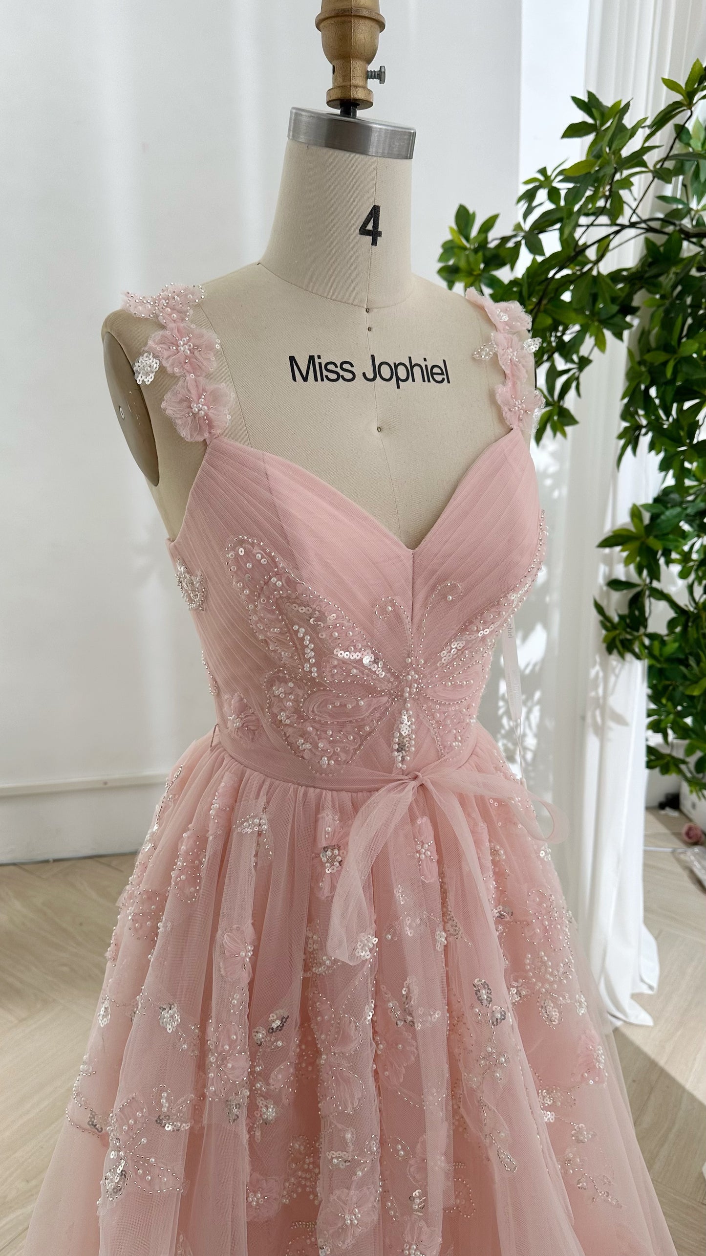 Vestido largo azul cielo con cuello en V y mariposas con cuentas