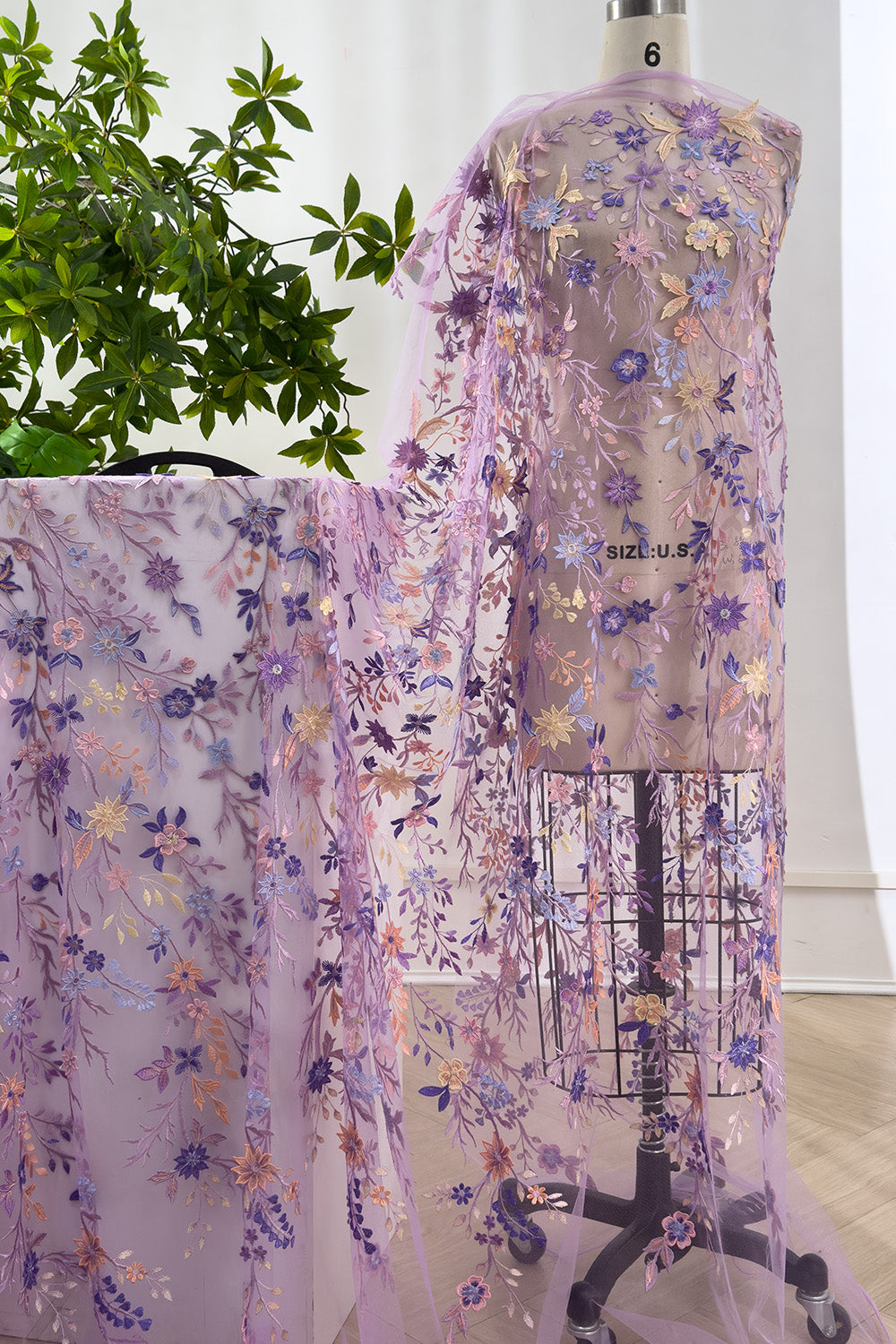 Bestickter Stoff mit Blumenapplikation – weißer Tüll mit mehrfarbigen Blumendetails