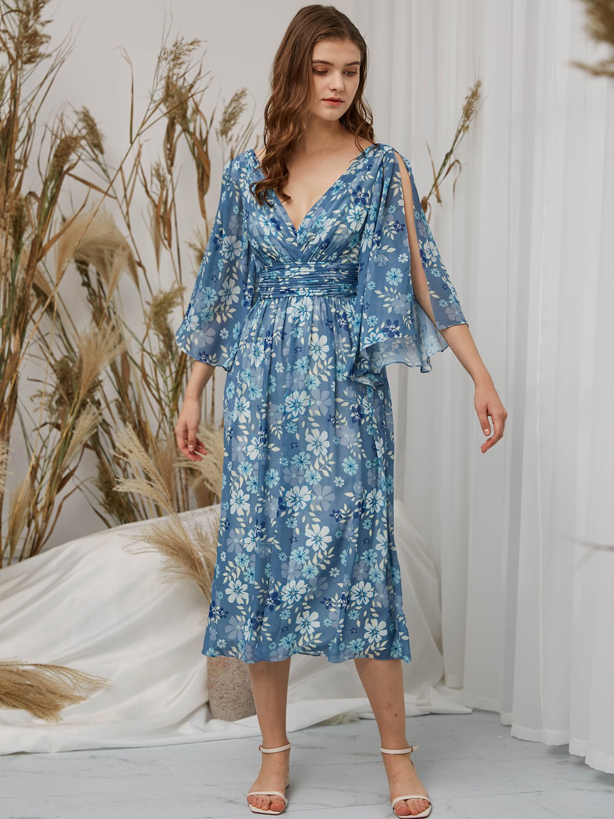 Vestido de fiesta en gasa floral verde azulado con mangas largas y abertura