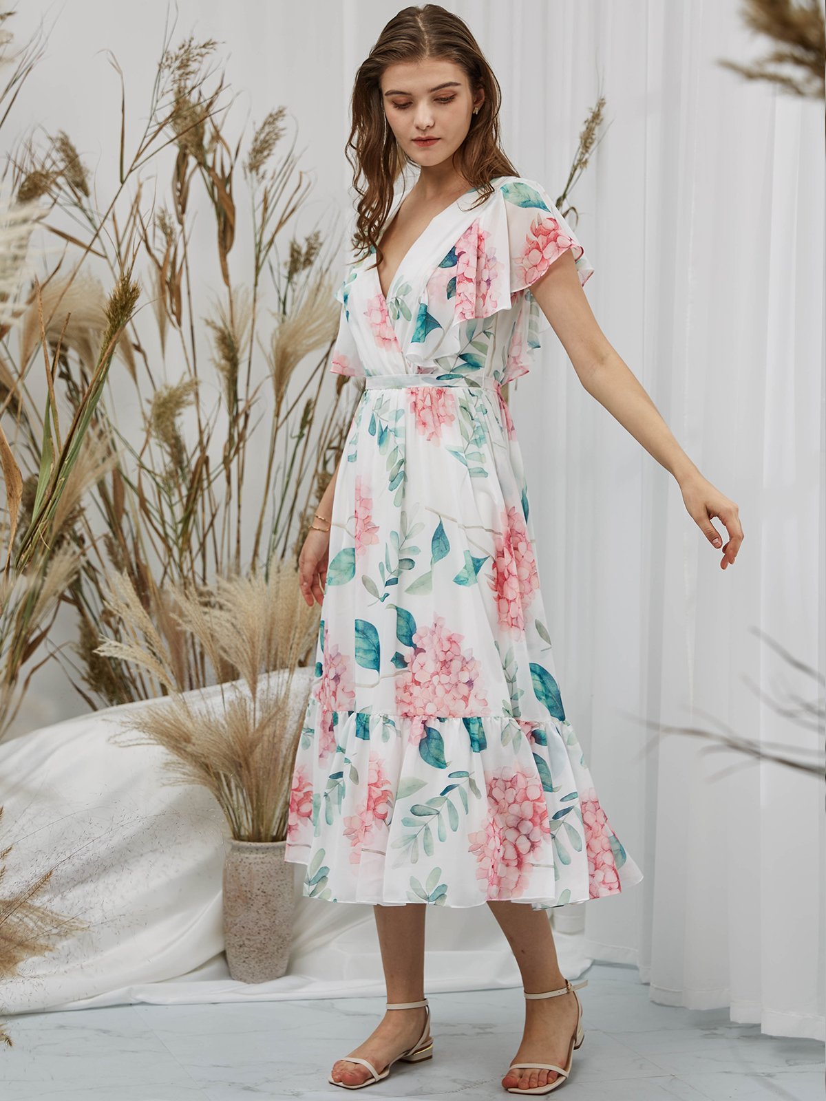 Vestido de fiesta en gasa floral con mangas acampanadas y escote en V, largo té