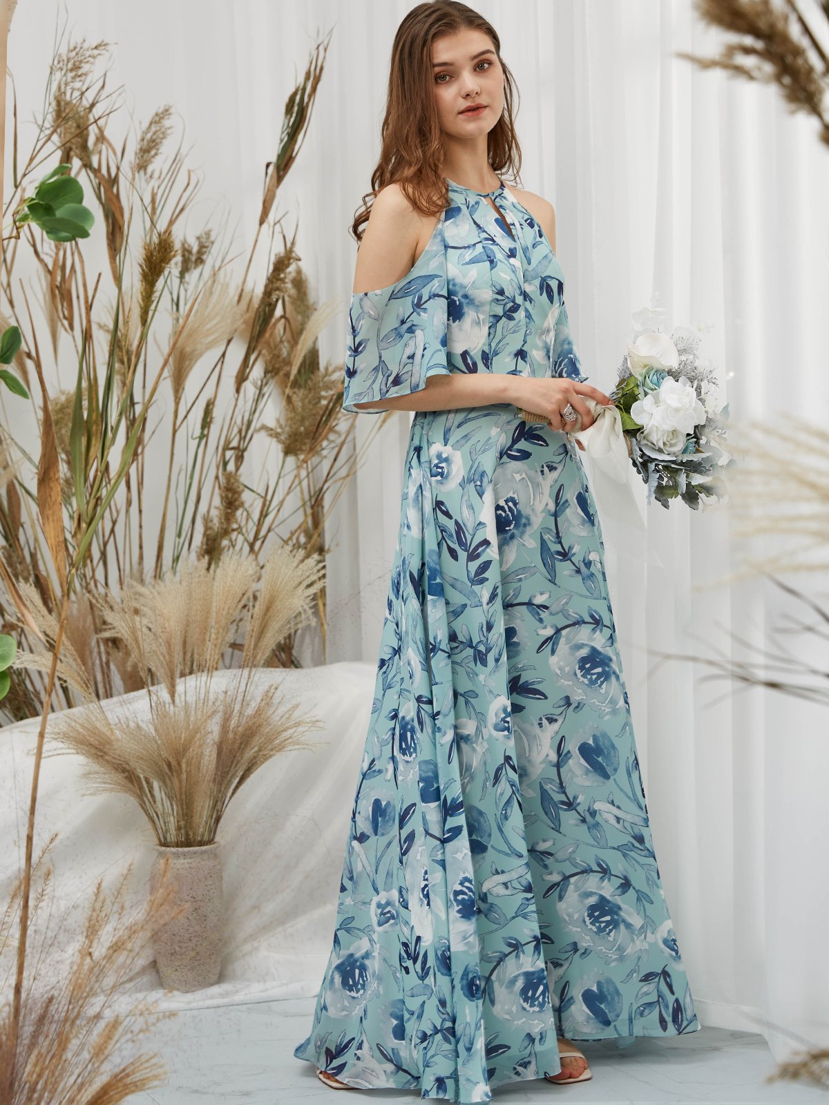 Vestido de fiesta largo en gasa floral marfil y azul acero, estilo halter de hombros descubiertos