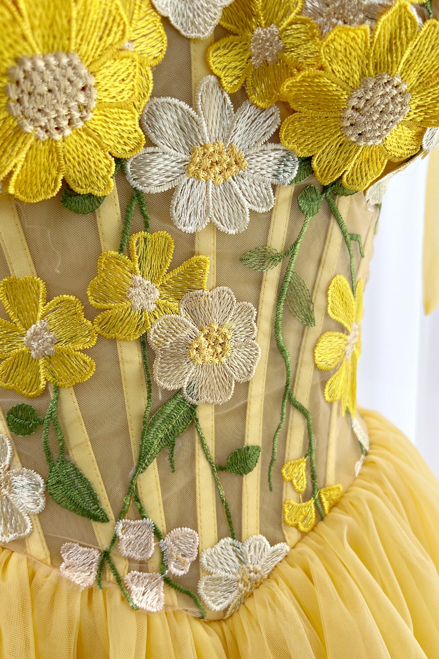 فستان أصفر مطرز بالزهور مع رباط للحزام