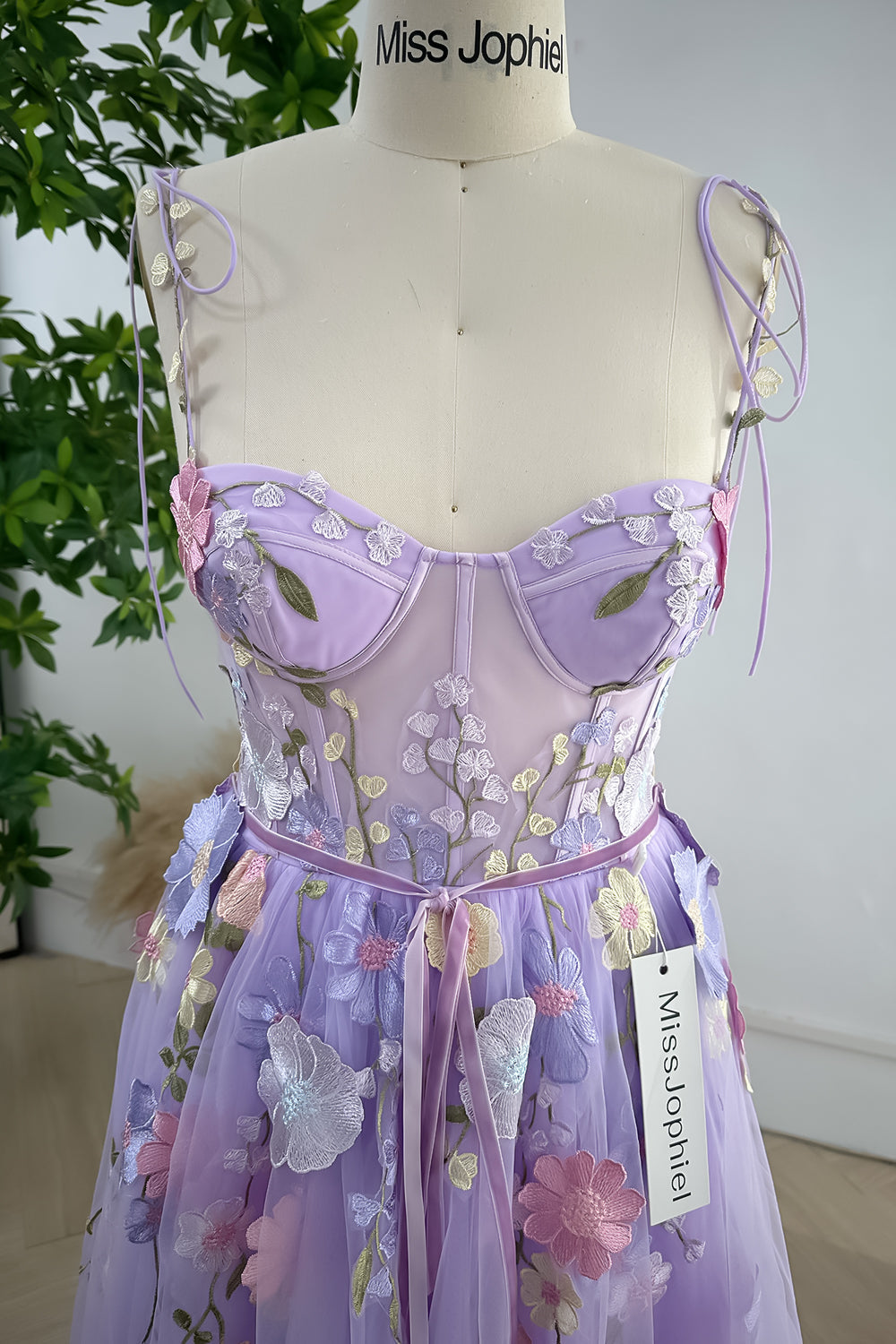 Vestido lavanda con corsé floral bordado y tirantes extraíbles