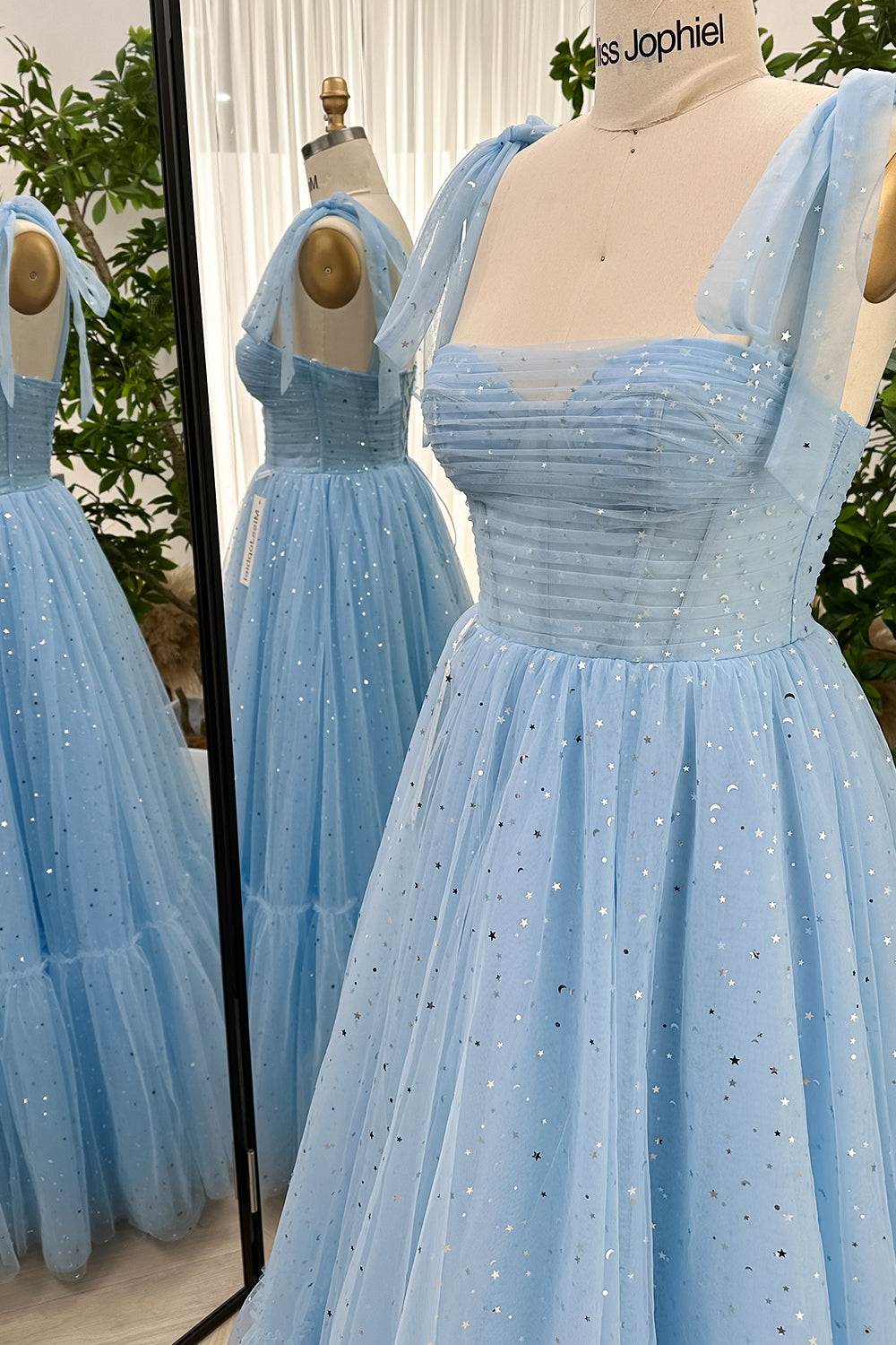 Vestido largo azul cielo con estrellas de tul y corsé con tirantes de lazo