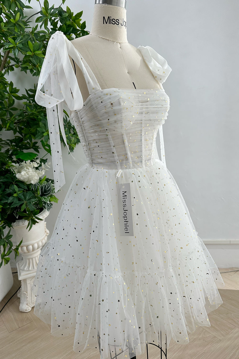 White Sweetheart Tulle Mini Homecoming Dress with Straps