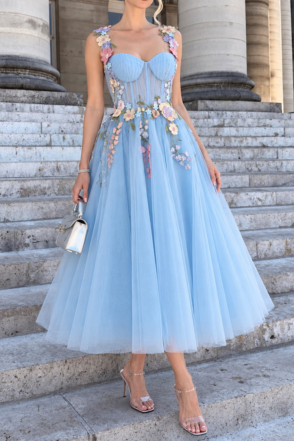 Vestido de fiesta midi lavanda con bordado floral