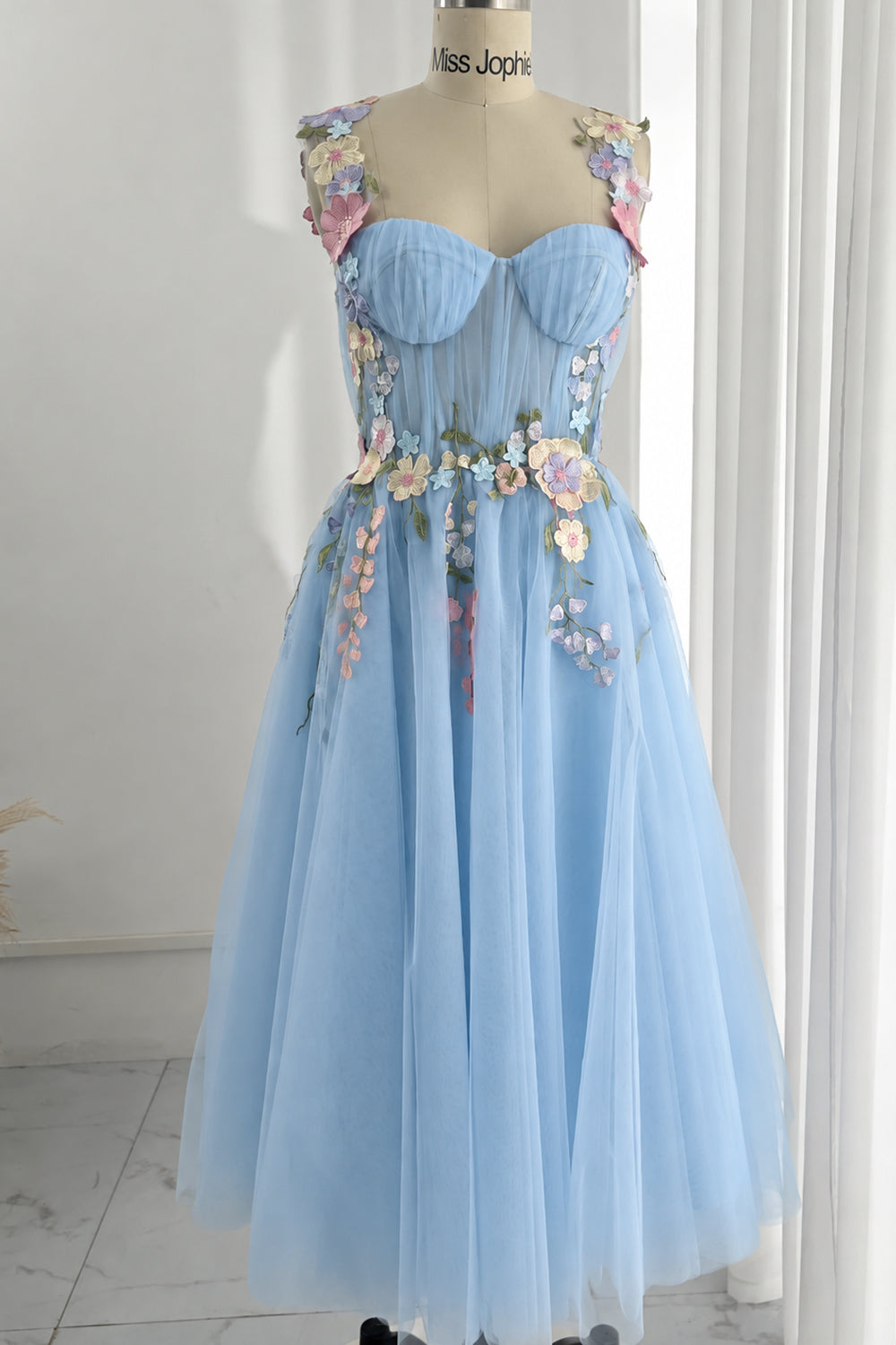 Vestido de fiesta midi lavanda con bordado floral