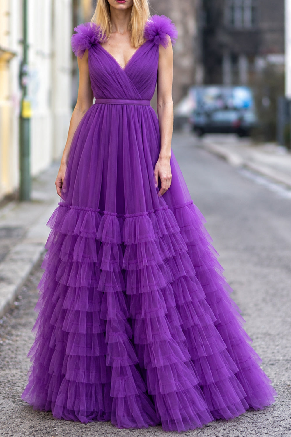 Abendkleid aus Tüll mit Trägern, V-Ausschnitt und Stufendesign