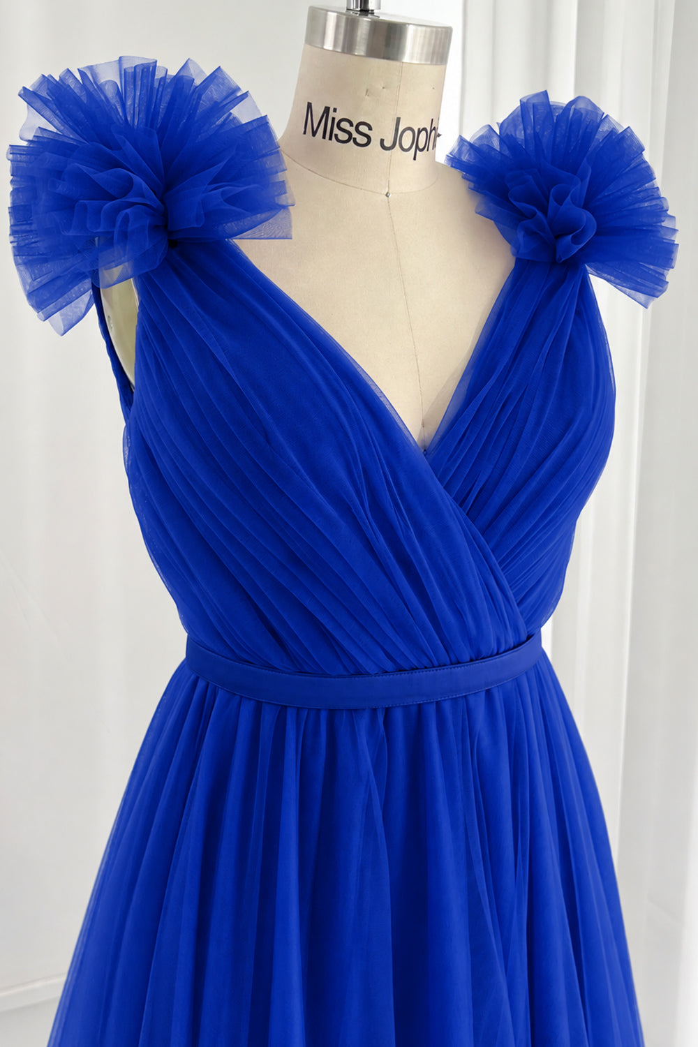 Abendkleid aus Tüll mit Trägern, V-Ausschnitt und Stufendesign