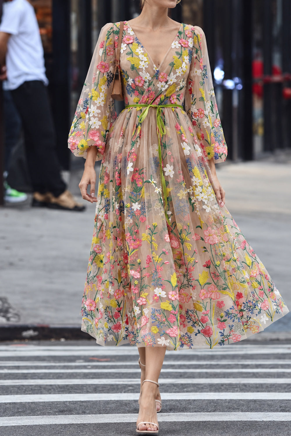 Midikleid mit Blumenstickerei, V-Ausschnitt und Puffärmeln 2023065
