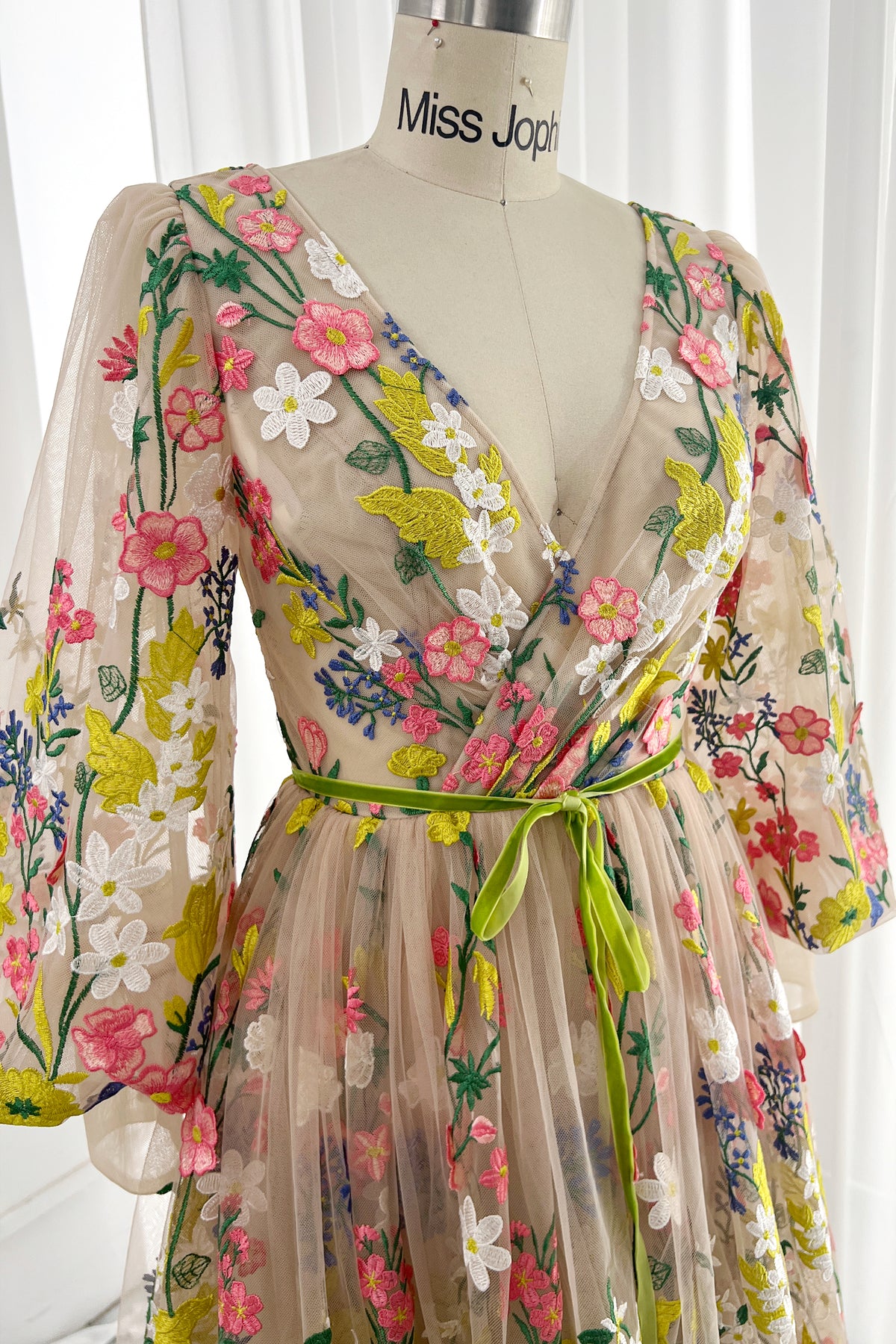 Midikleid mit Blumenstickerei, V-Ausschnitt und Puffärmeln 2023065