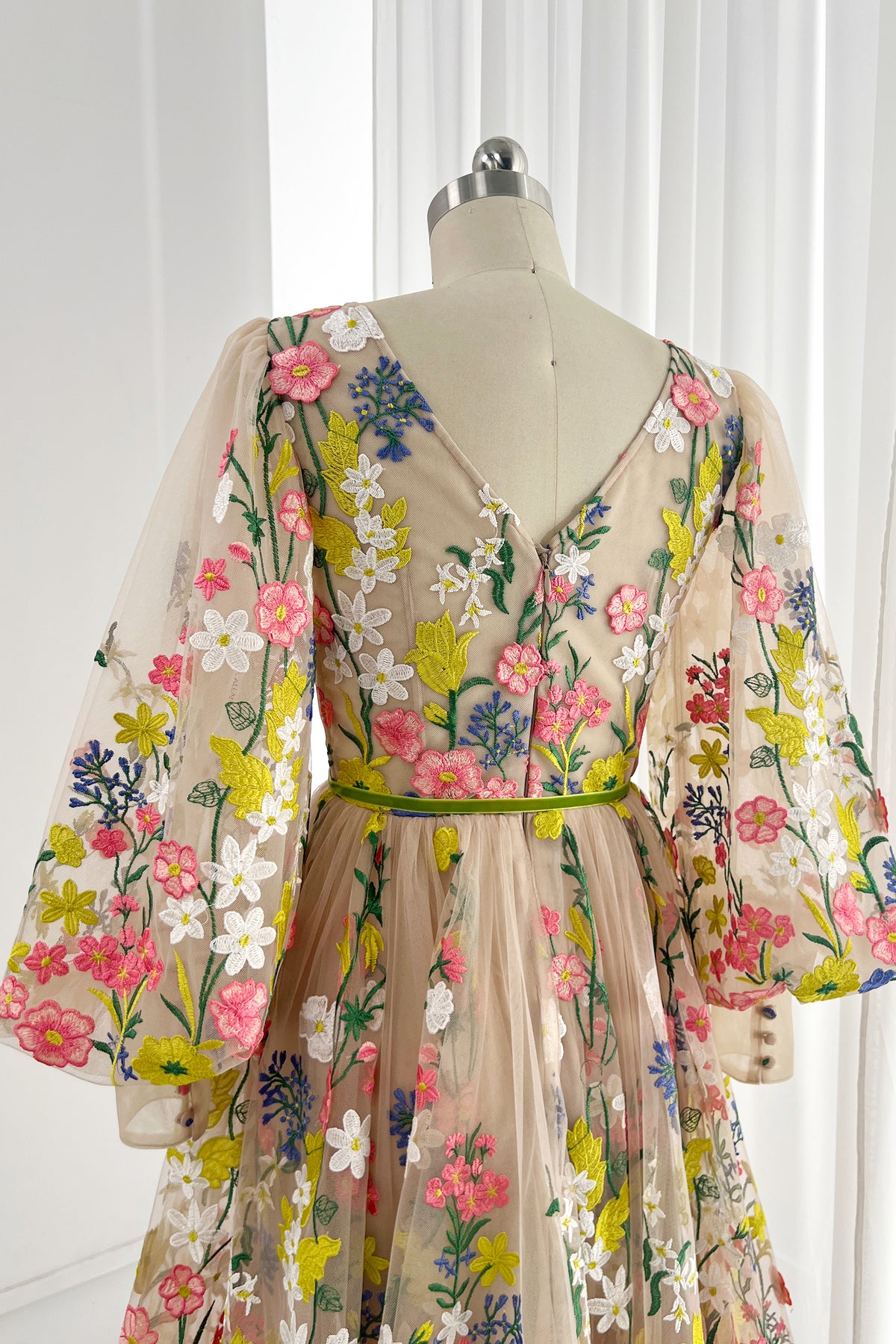 Midikleid mit Blumenstickerei, V-Ausschnitt und Puffärmeln 2023065