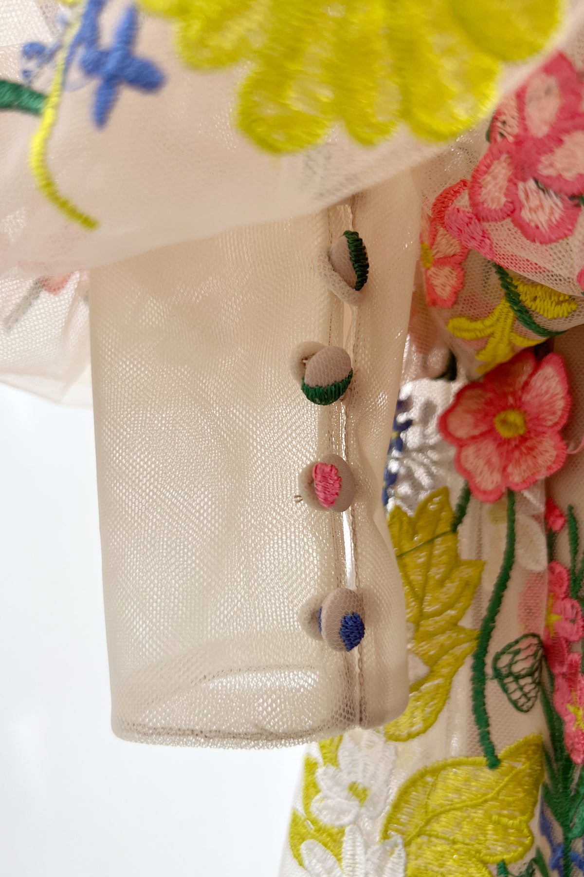 Midikleid mit Blumenstickerei, V-Ausschnitt und Puffärmeln 2023065