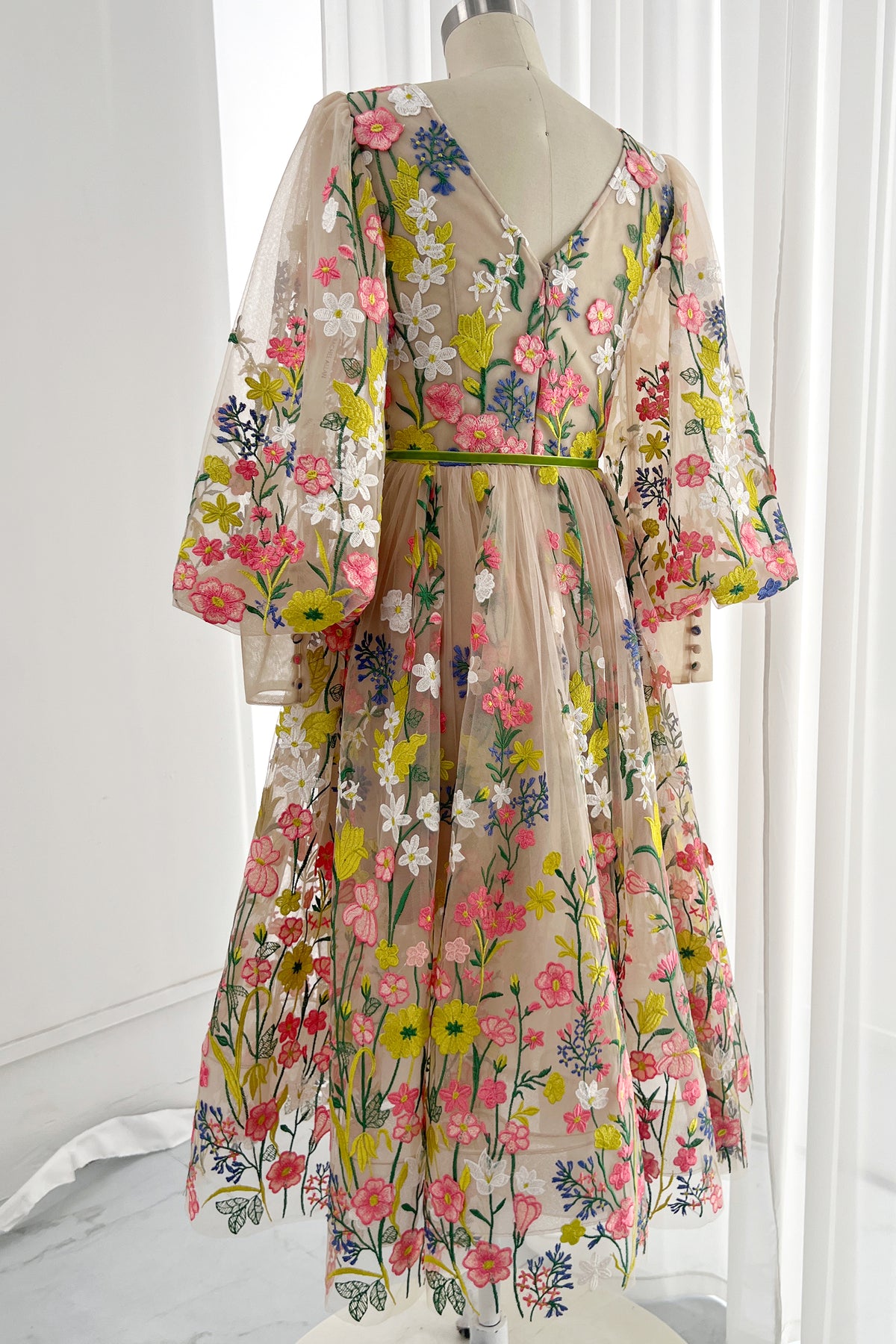 Midikleid mit Blumenstickerei, V-Ausschnitt und Puffärmeln 2023065