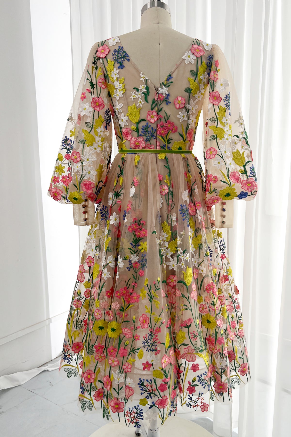 Midikleid mit Blumenstickerei, V-Ausschnitt und Puffärmeln 2023065