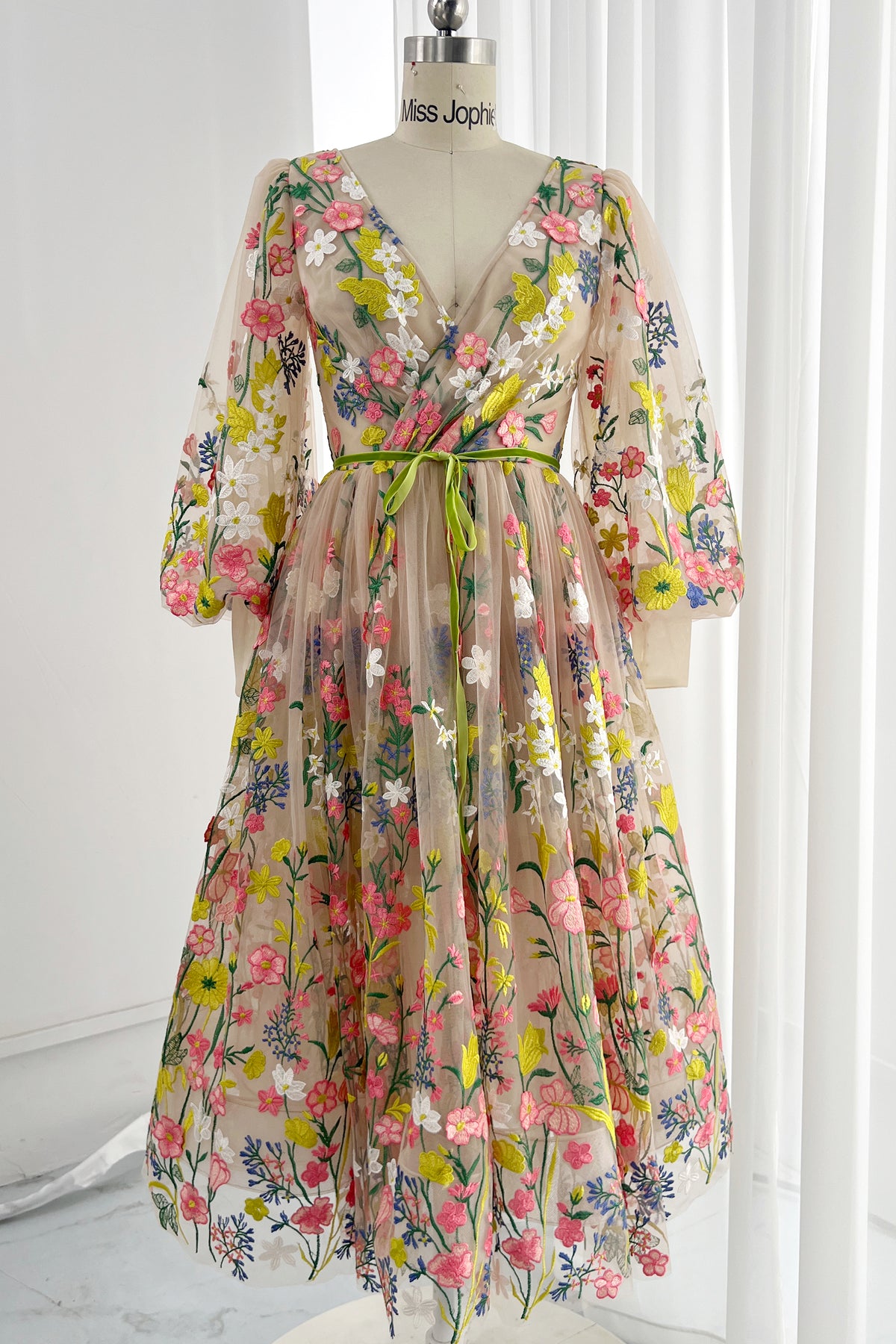 Midikleid mit Blumenstickerei, V-Ausschnitt und Puffärmeln 2023065