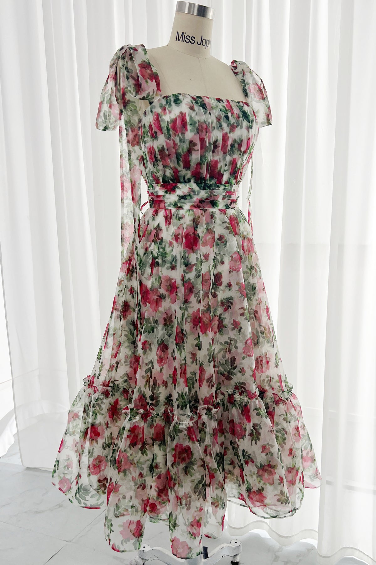Vestido midi de organza con estampado de rosas y tirantes extraíbles