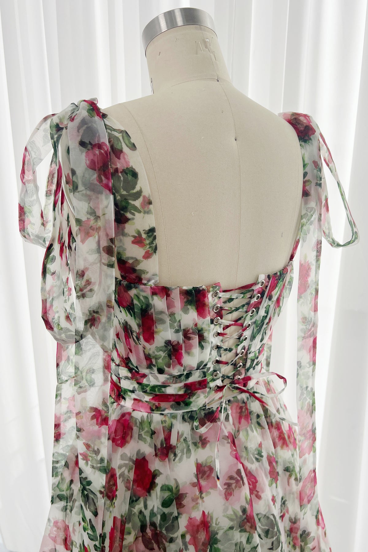 Vestido midi de organza con estampado de rosas y tirantes extraíbles