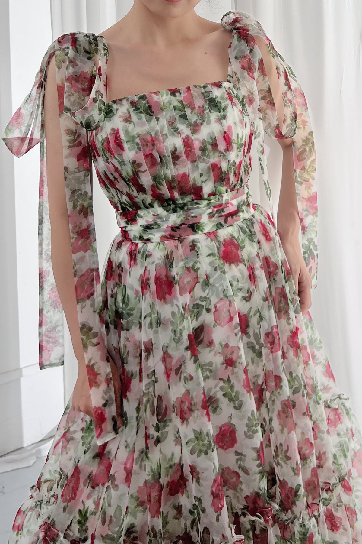 Vestido midi de organza con estampado de rosas y tirantes extraíbles