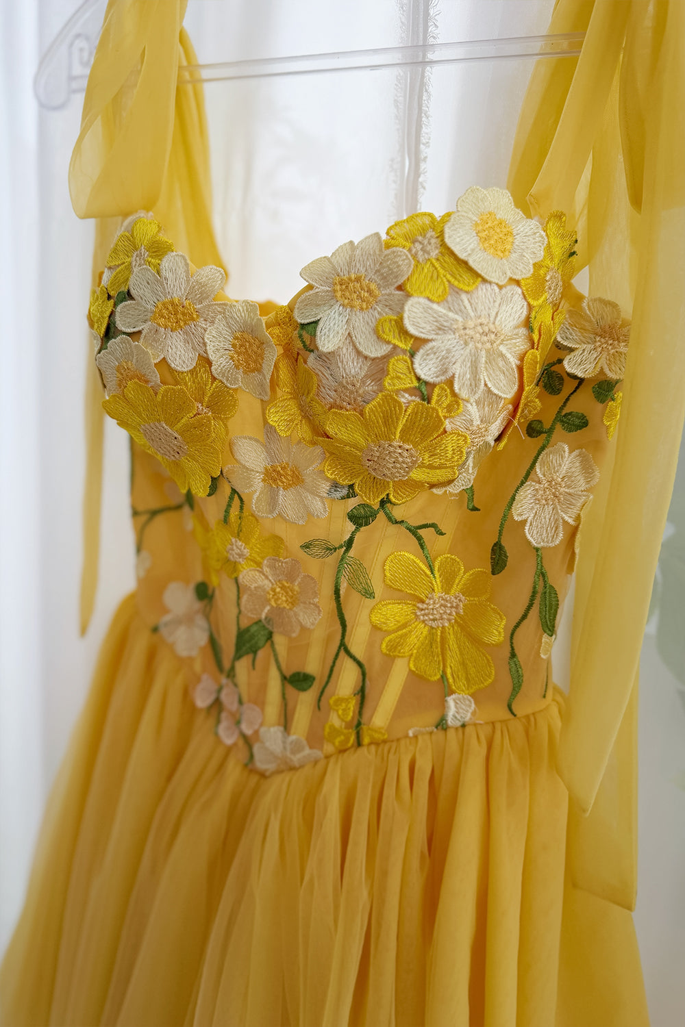 Gelbes Kleid mit Korsett-Blumenstickerei und Bindebändern