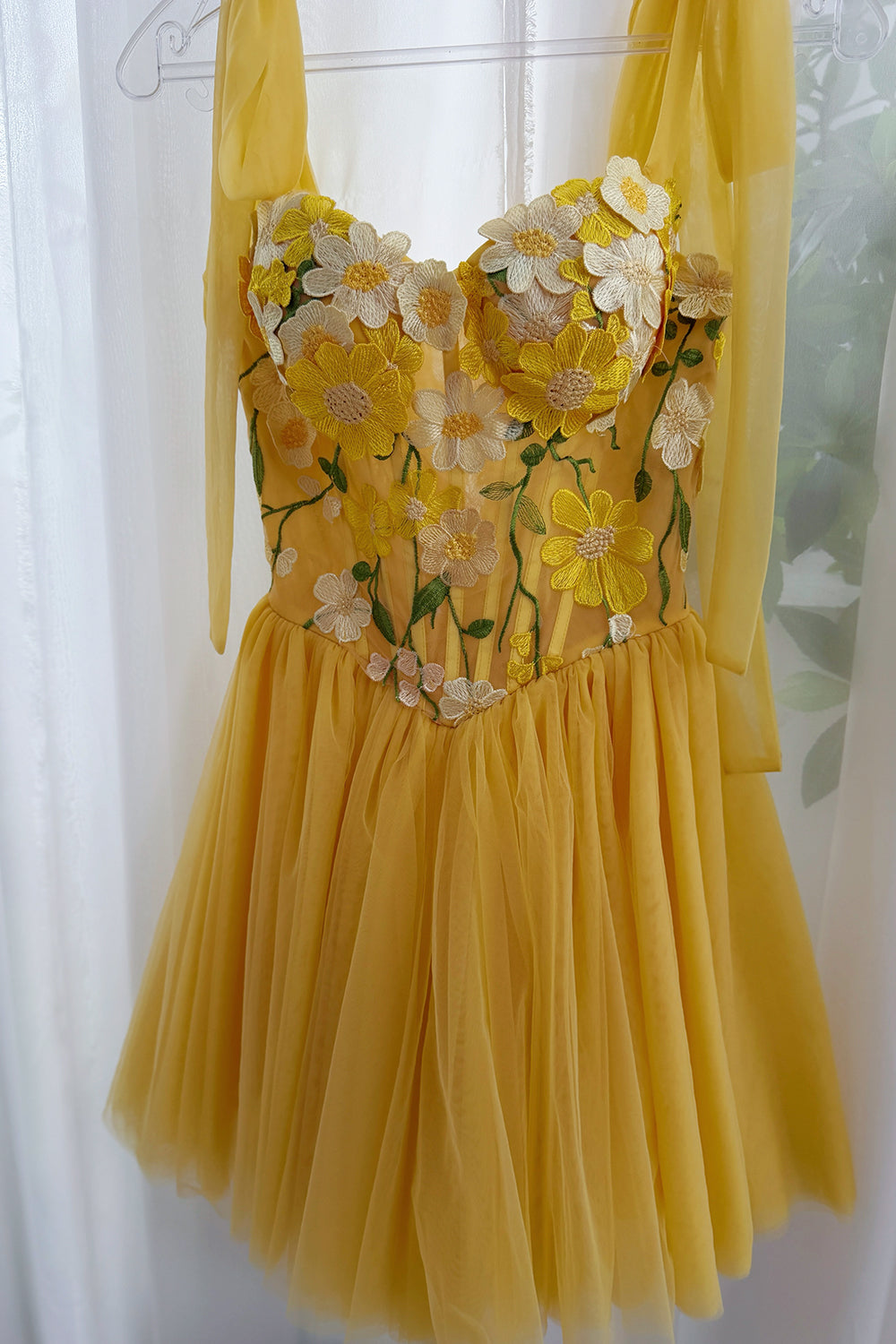 Gelbes Kleid mit Korsett-Blumenstickerei und Bindebändern