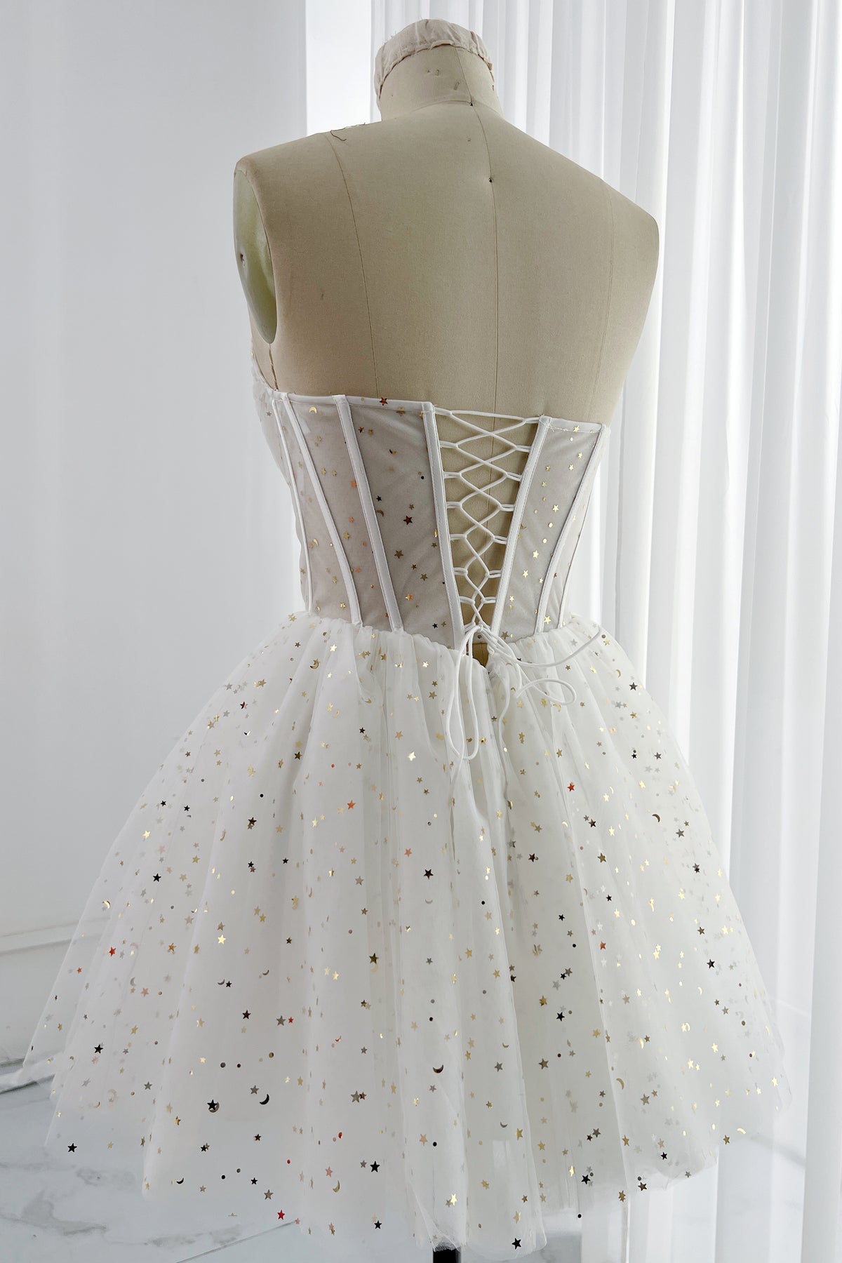 Robe courte bustier corsetée à empiècement illusion avec dos à lacets